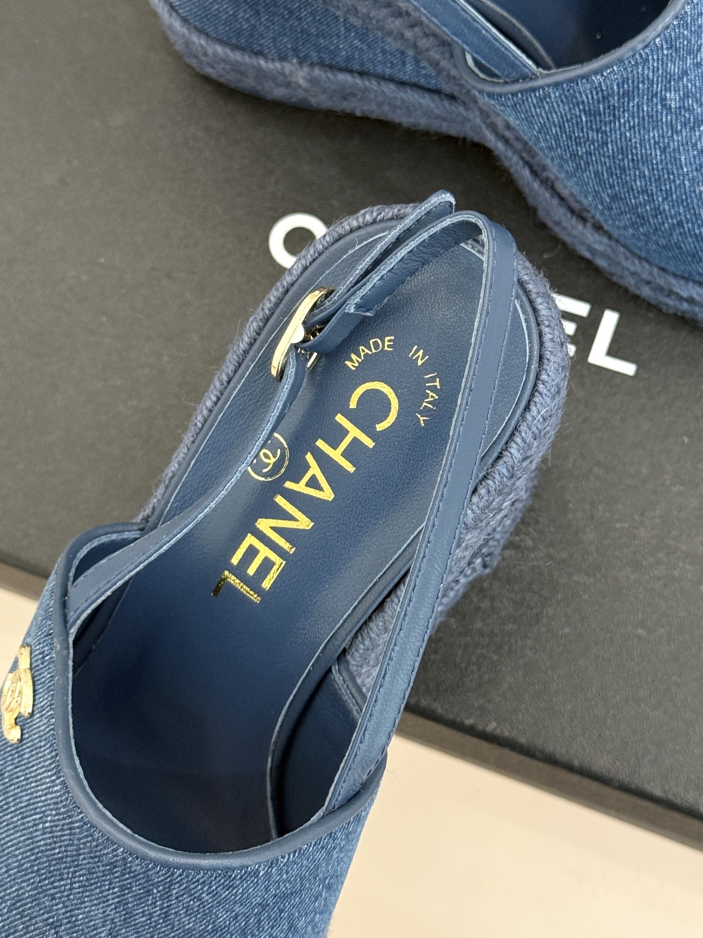 CHANE*｜小香26P新品双C麻绳底坡跟鱼嘴凉鞋将法式优雅与度假风情完美相融。原版面料搭配手工编织麻绳