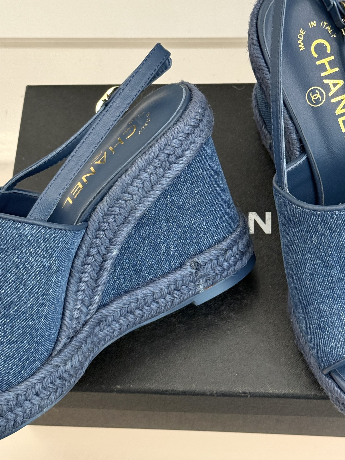 CHANE*｜小香26P新品双C麻绳底坡跟鱼嘴凉鞋将法式优雅与度假风情完美相融。原版面料搭配手工编织麻绳