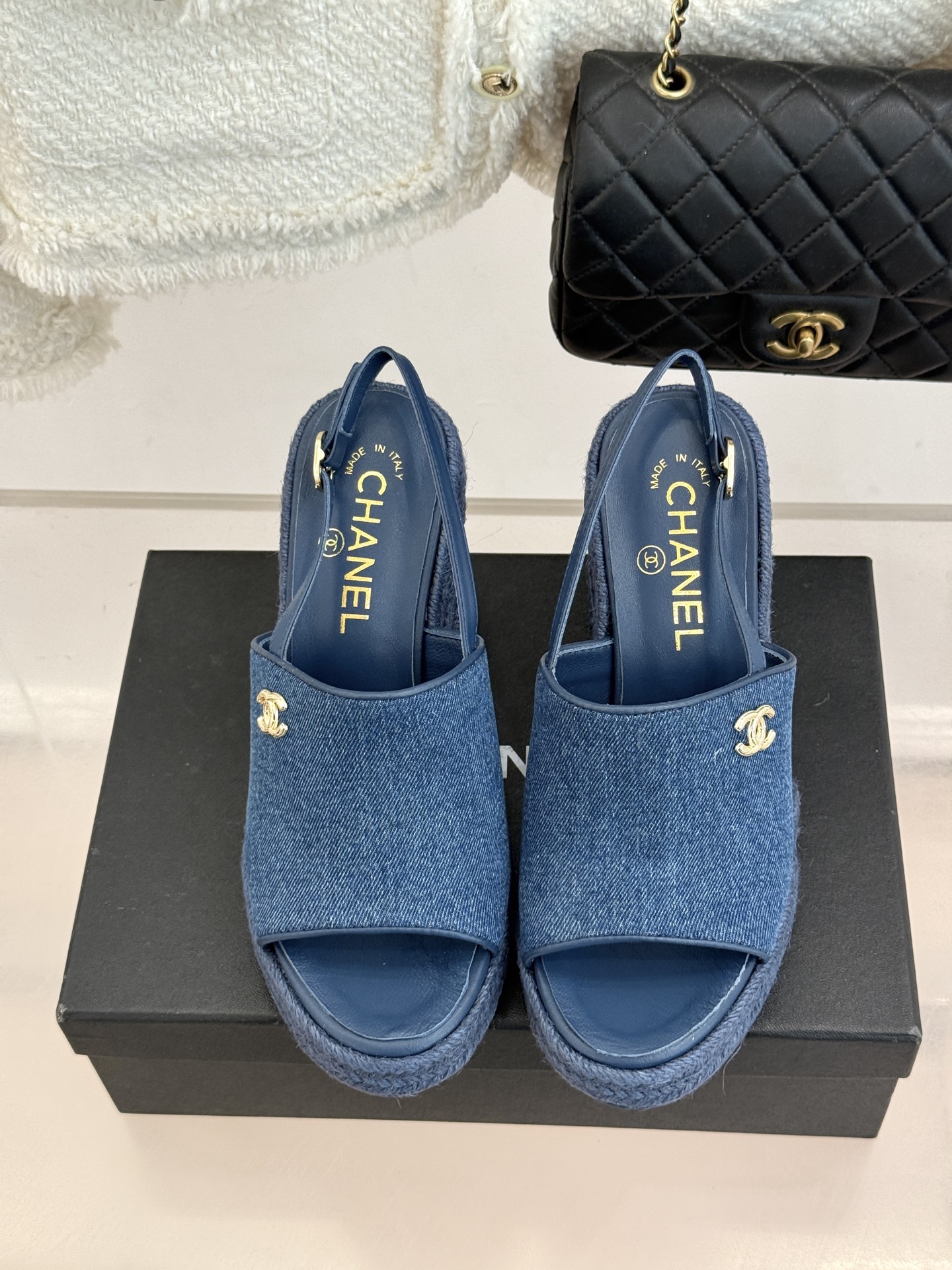 CHANE*｜小香26P新品双C麻绳底坡跟鱼嘴凉鞋将法式优雅与度假风情完美相融。原版面料搭配手工编织麻绳