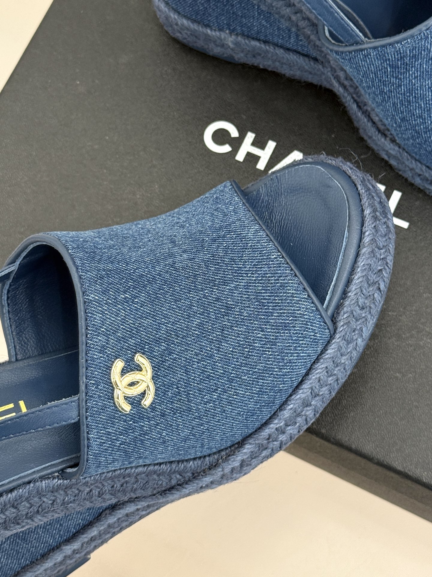 CHANE*｜小香26P新品双C麻绳底坡跟鱼嘴凉鞋将法式优雅与度假风情完美相融。原版面料搭配手工编织麻绳
