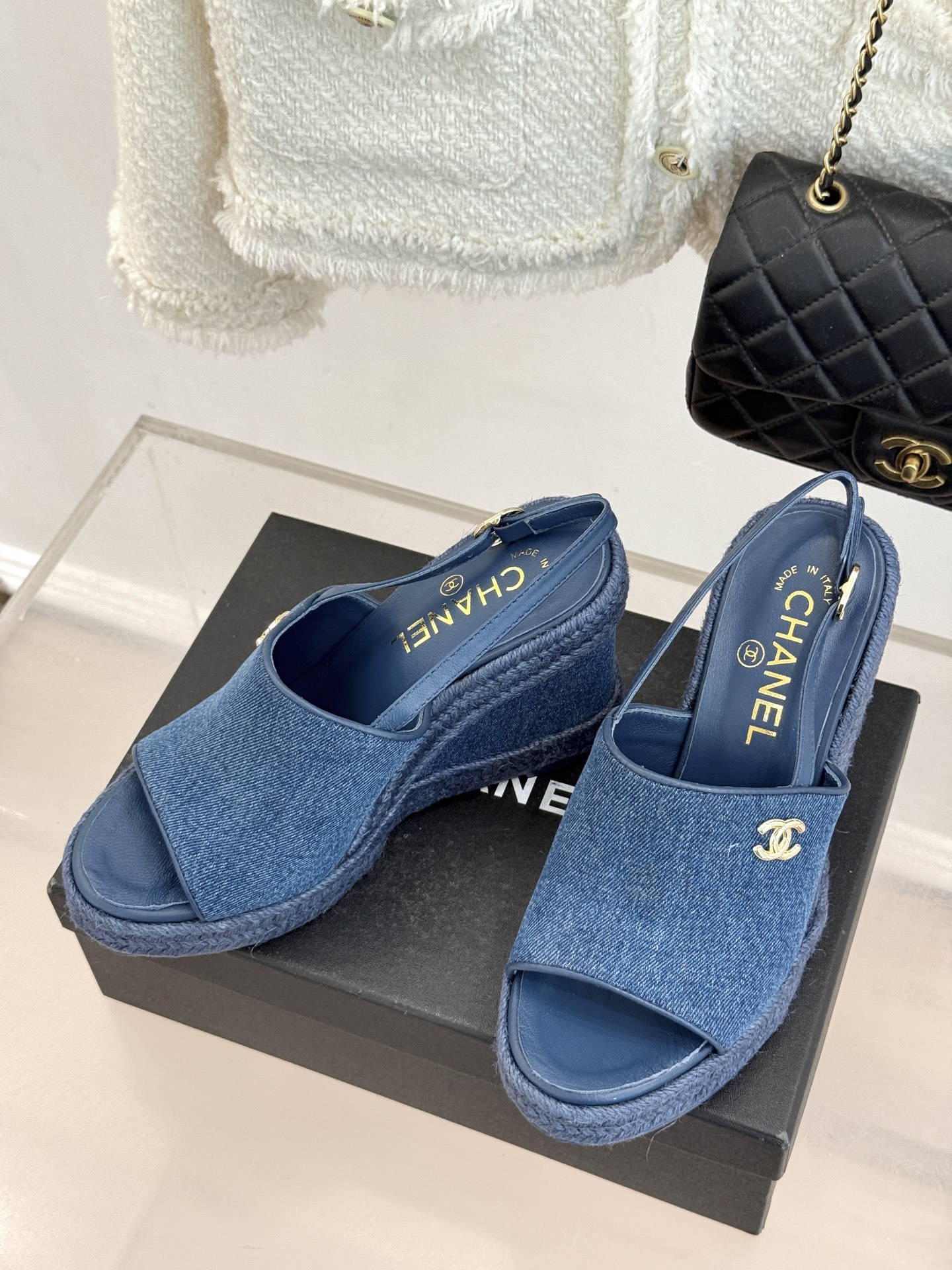 CHANE*｜小香26P新品双C麻绳底坡跟鱼嘴凉鞋将法式优雅与度假风情完美相融。原版面料搭配手工编织麻绳