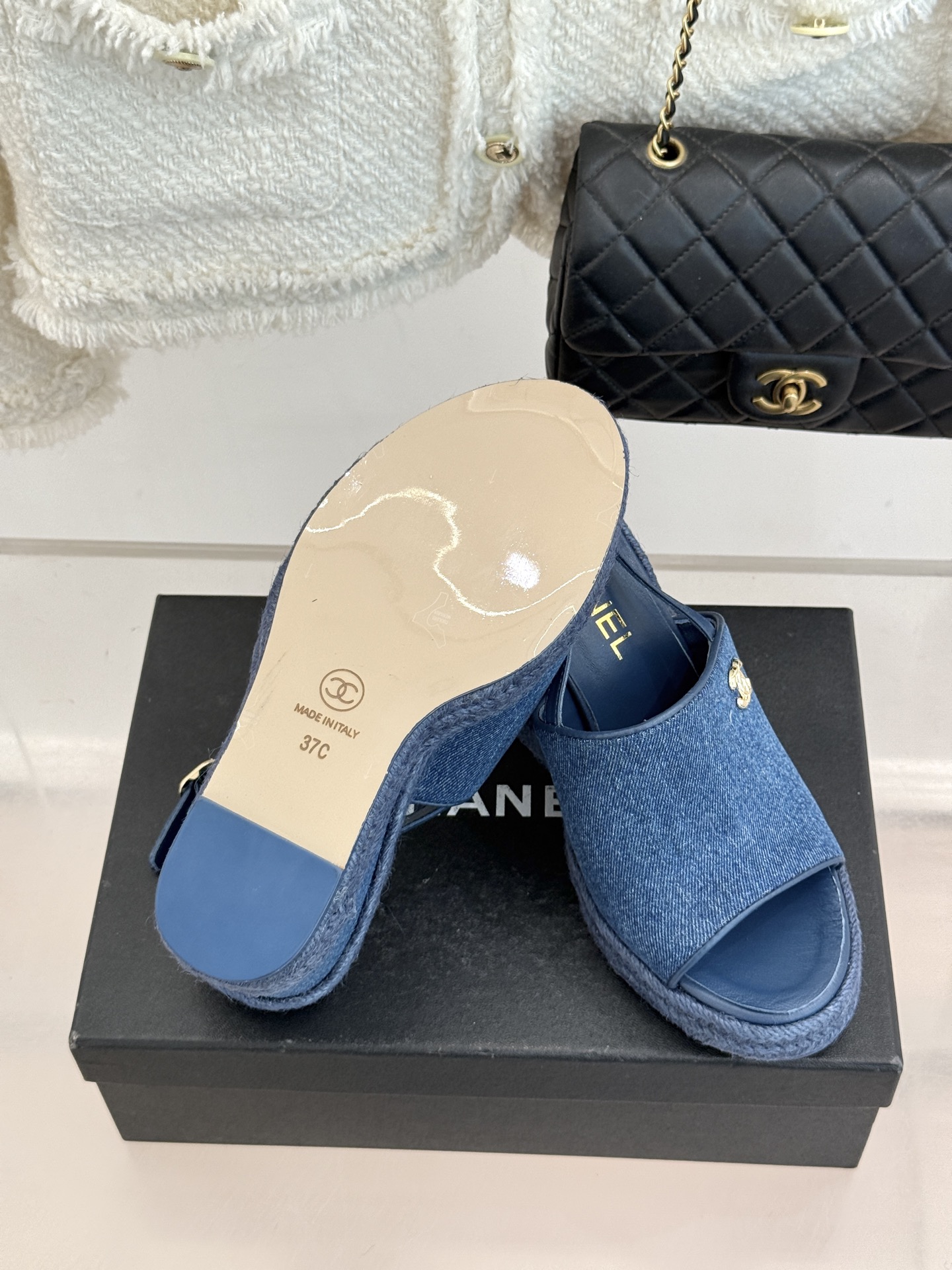 CHANE*｜小香26P新品双C麻绳底坡跟鱼嘴凉鞋将法式优雅与度假风情完美相融。原版面料搭配手工编织麻绳