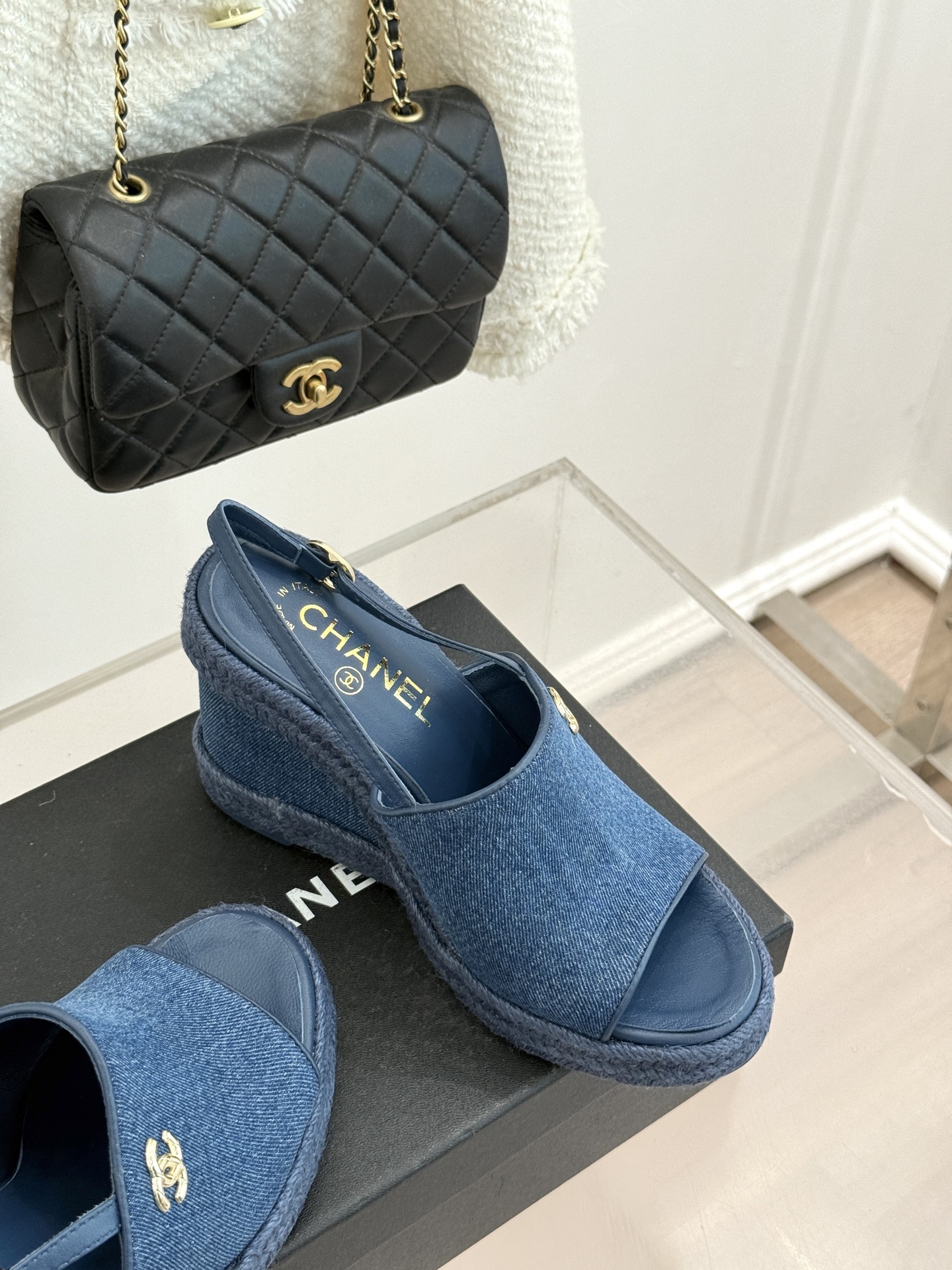 CHANE*｜小香26P新品双C麻绳底坡跟鱼嘴凉鞋将法式优雅与度假风情完美相融。原版面料搭配手工编织麻绳