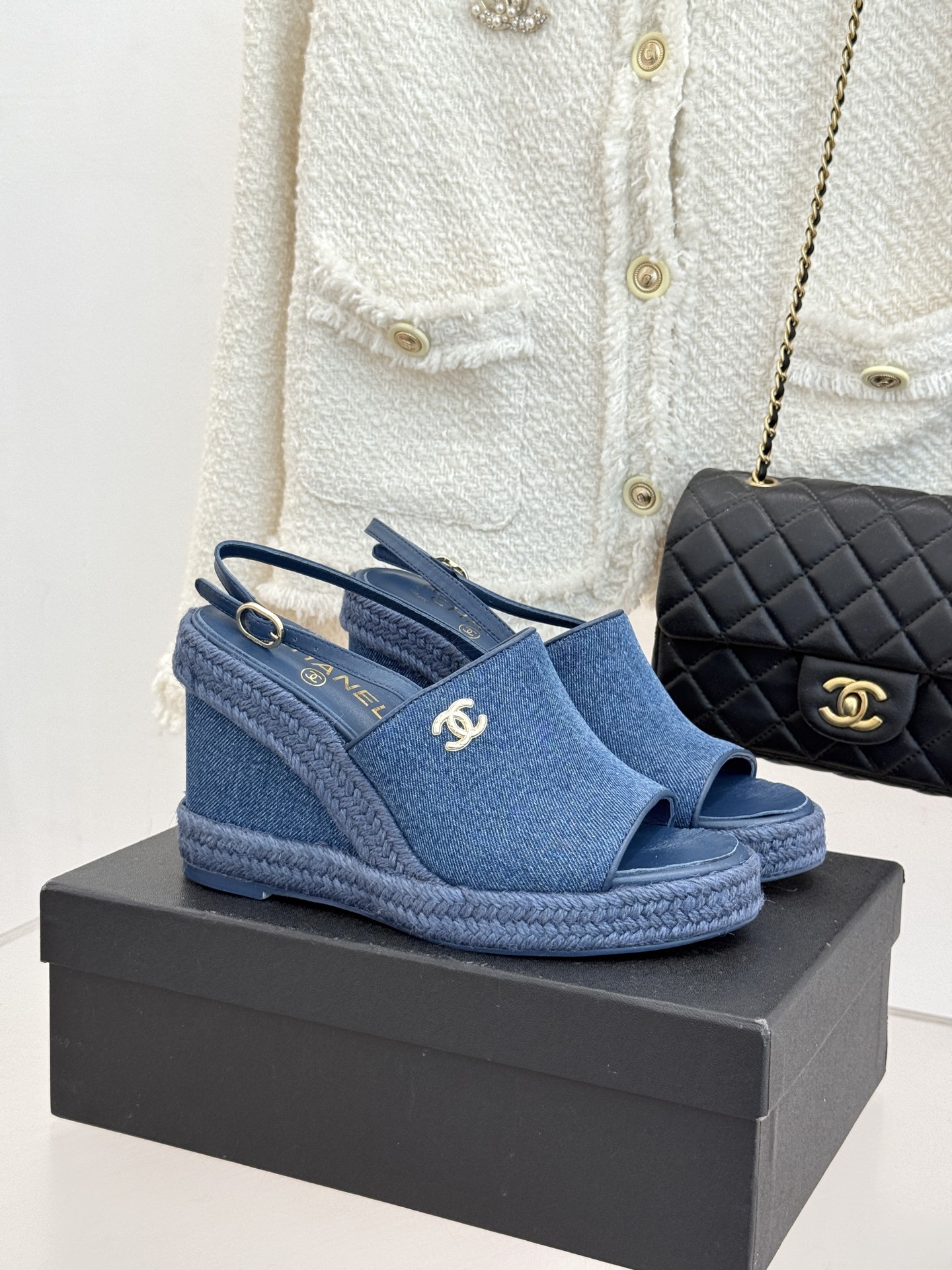 CHANE*｜小香26P新品双C麻绳底坡跟鱼嘴凉鞋将法式优雅与度假风情完美相融。原版面料搭配手工编织麻绳