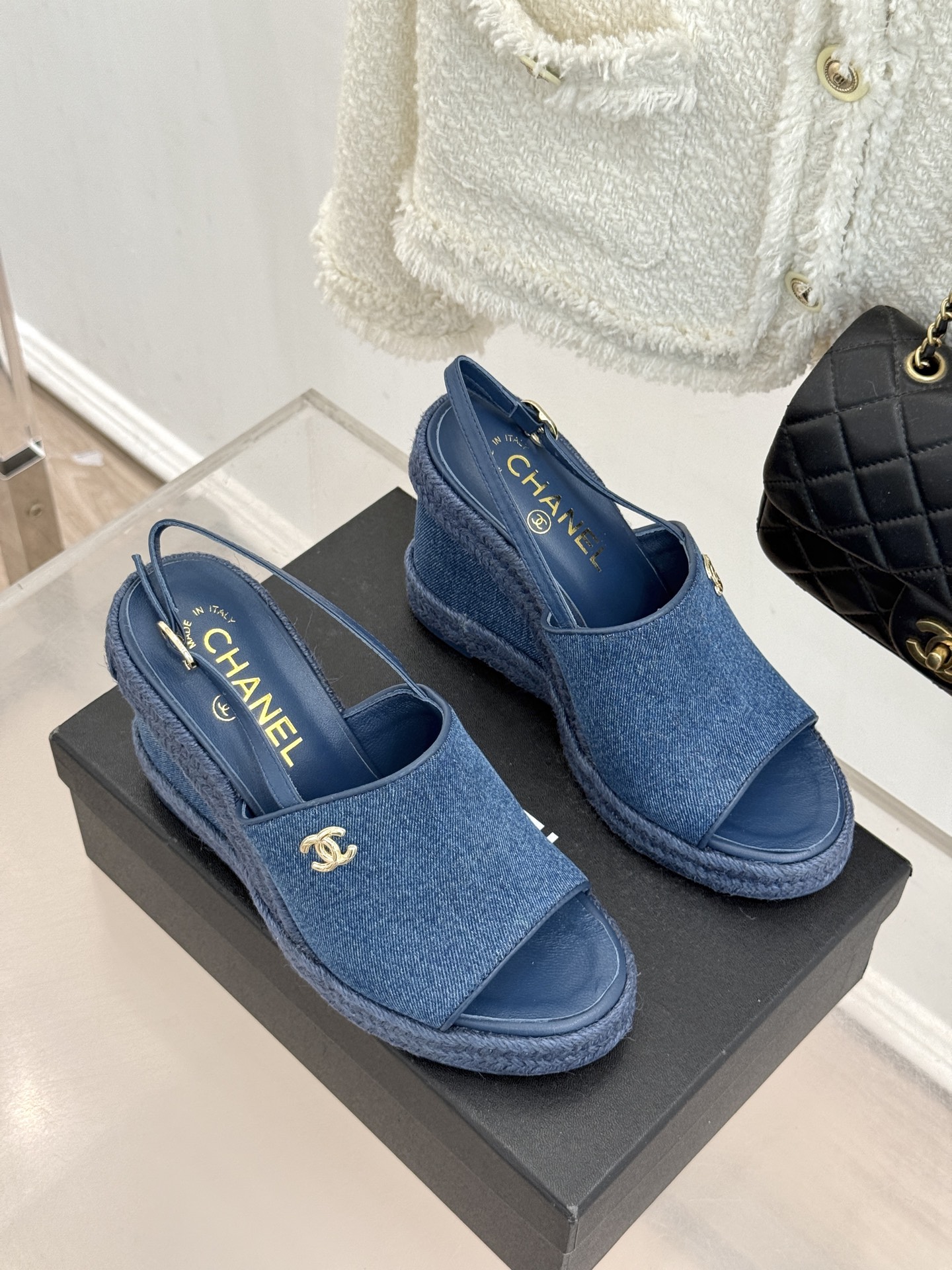 CHANE*｜小香26P新品双C麻绳底坡跟鱼嘴凉鞋将法式优雅与度假风情完美相融。原版面料搭配手工编织麻绳