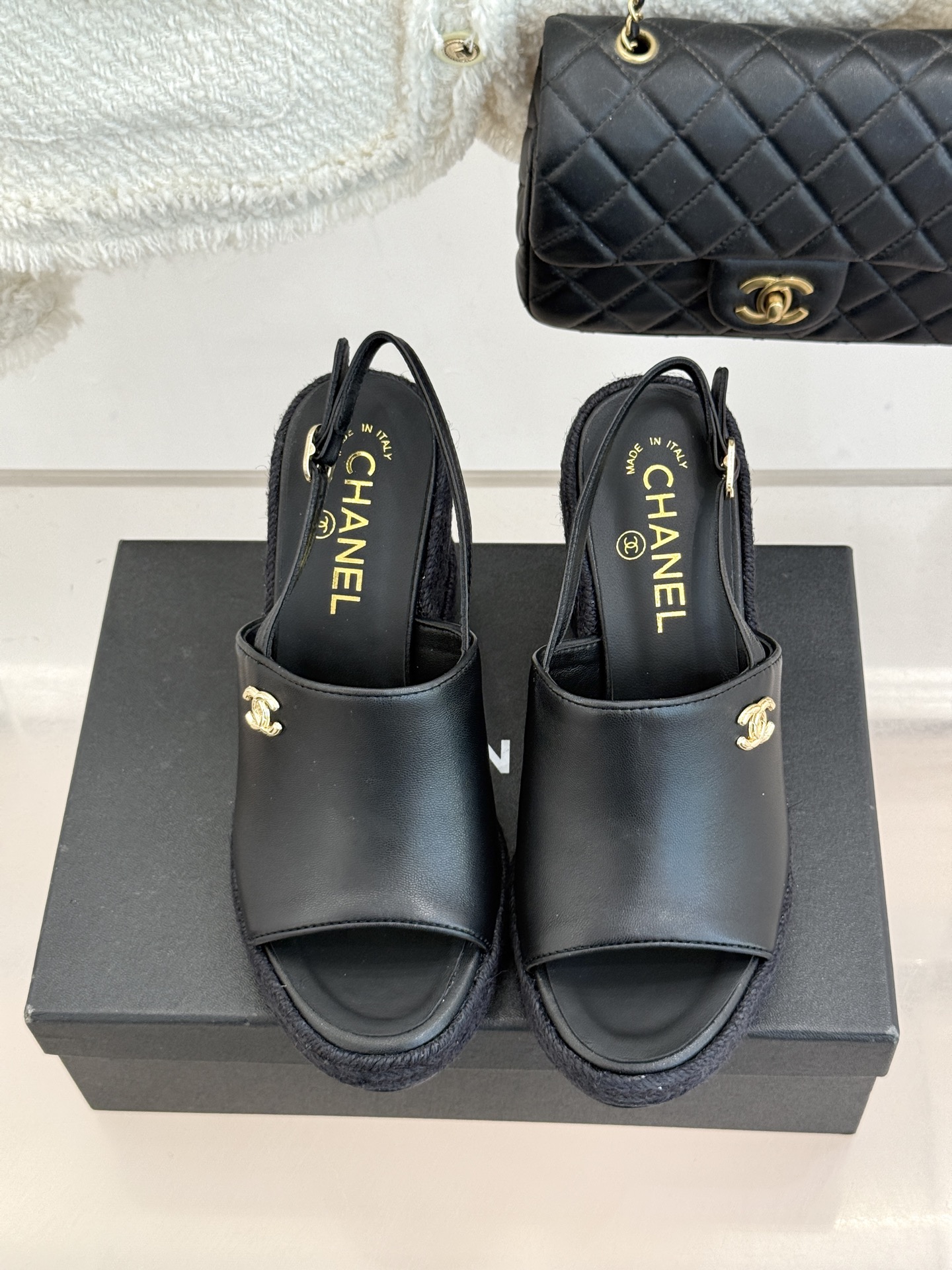 CHANE*｜小香26P新品双C麻绳底坡跟鱼嘴凉鞋将法式优雅与度假风情完美相融。原版面料搭配手工编织麻绳