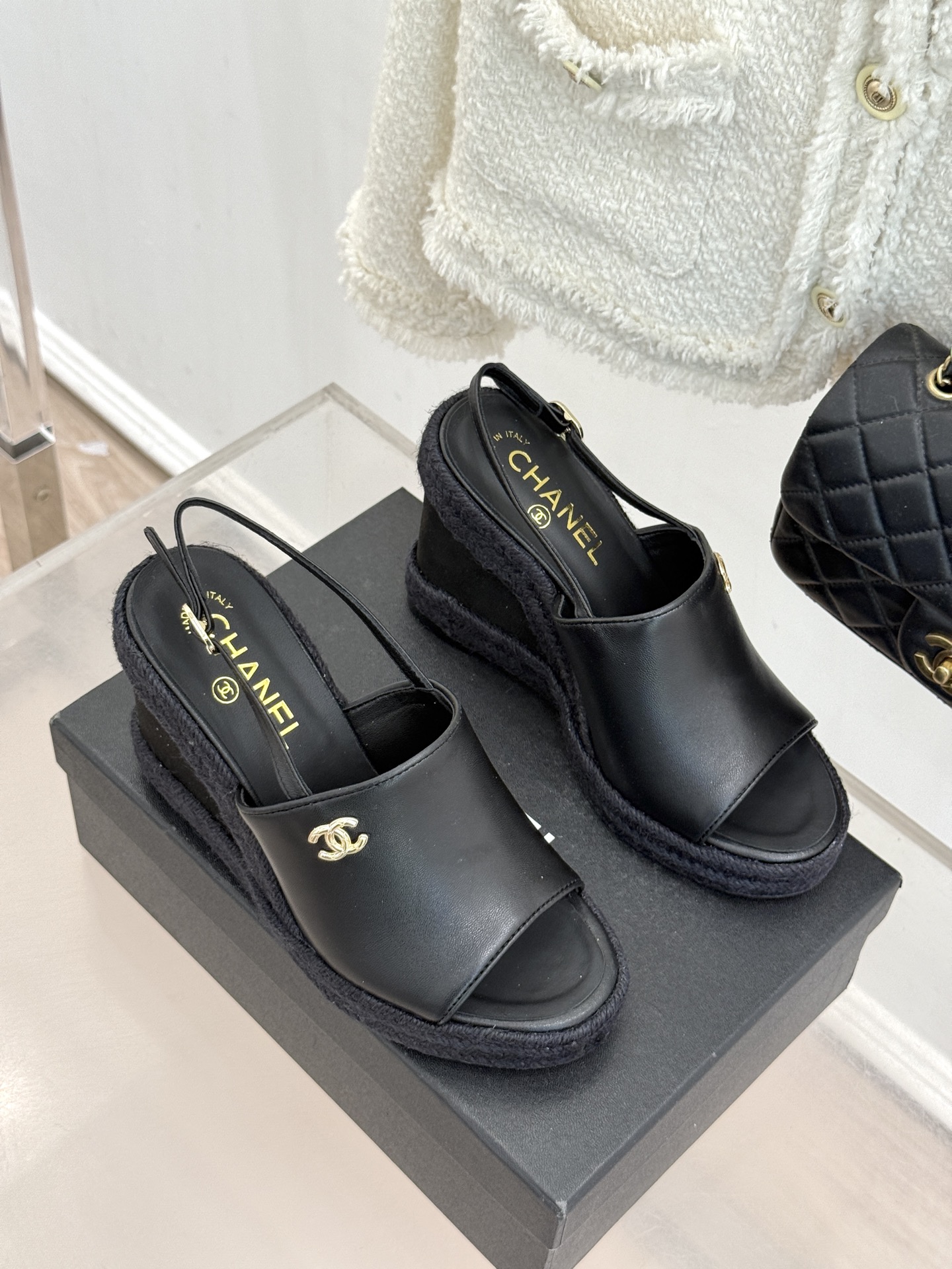 CHANE*｜小香26P新品双C麻绳底坡跟鱼嘴凉鞋将法式优雅与度假风情完美相融。原版面料搭配手工编织麻绳