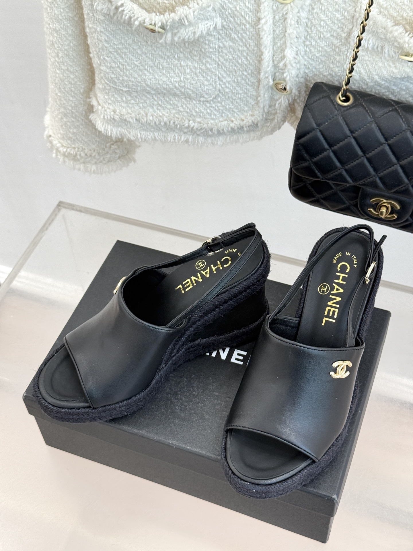 CHANE*｜小香26P新品双C麻绳底坡跟鱼嘴凉鞋将法式优雅与度假风情完美相融。原版面料搭配手工编织麻绳