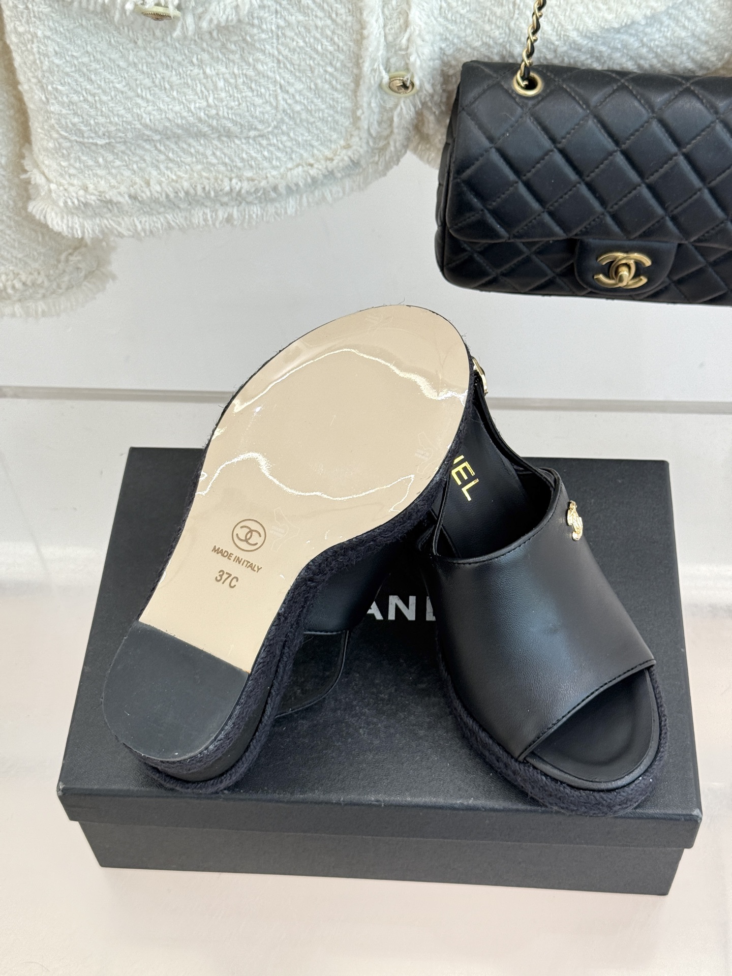 CHANE*｜小香26P新品双C麻绳底坡跟鱼嘴凉鞋将法式优雅与度假风情完美相融。原版面料搭配手工编织麻绳