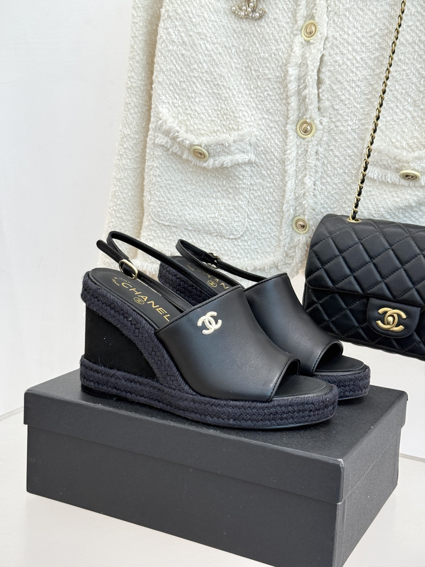 CHANE*｜小香26P新品双C麻绳底坡跟鱼嘴凉鞋将法式优雅与度假风情完美相融。原版面料搭配手工编织麻绳