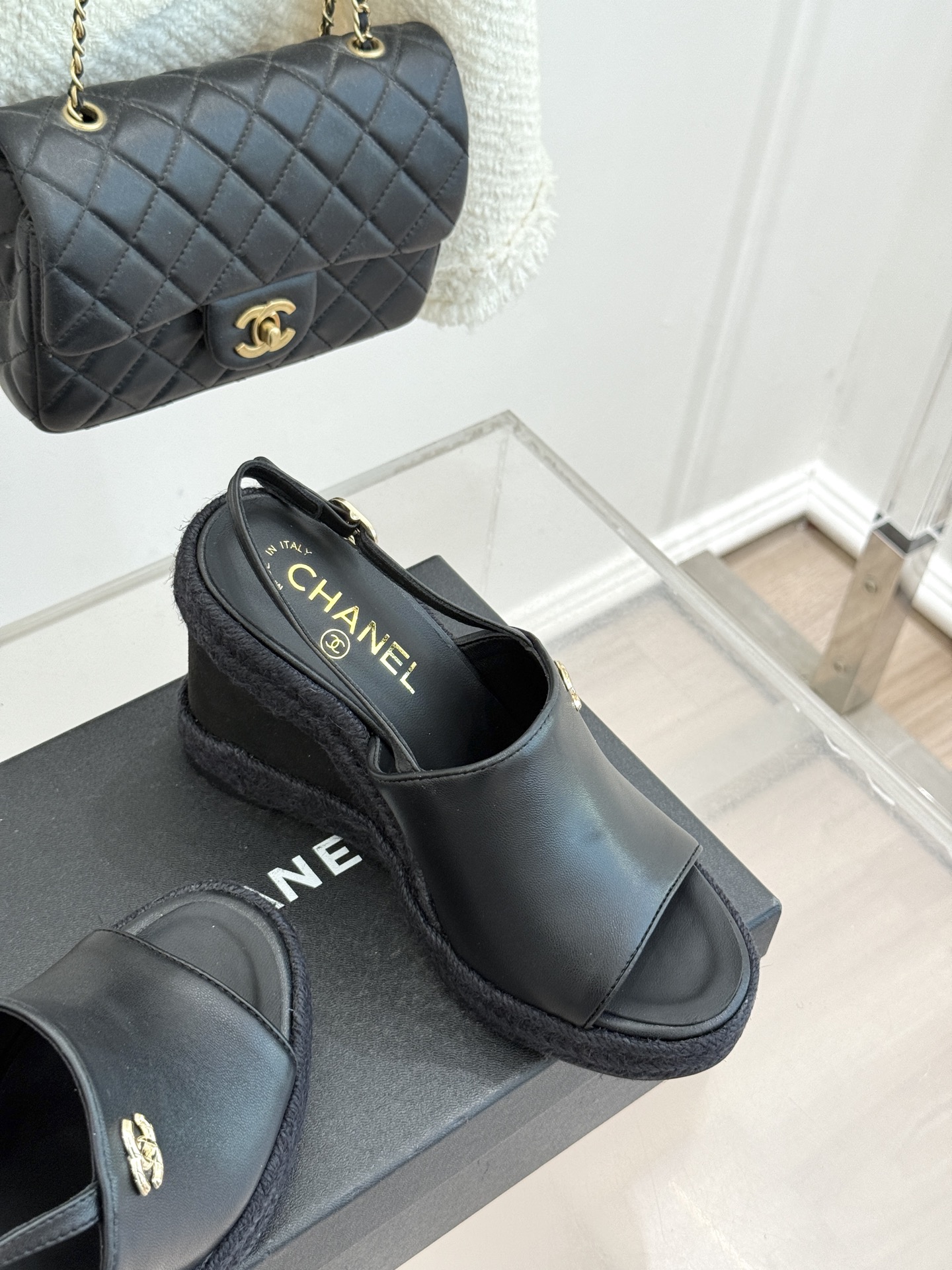 CHANE*｜小香26P新品双C麻绳底坡跟鱼嘴凉鞋将法式优雅与度假风情完美相融。原版面料搭配手工编织麻绳