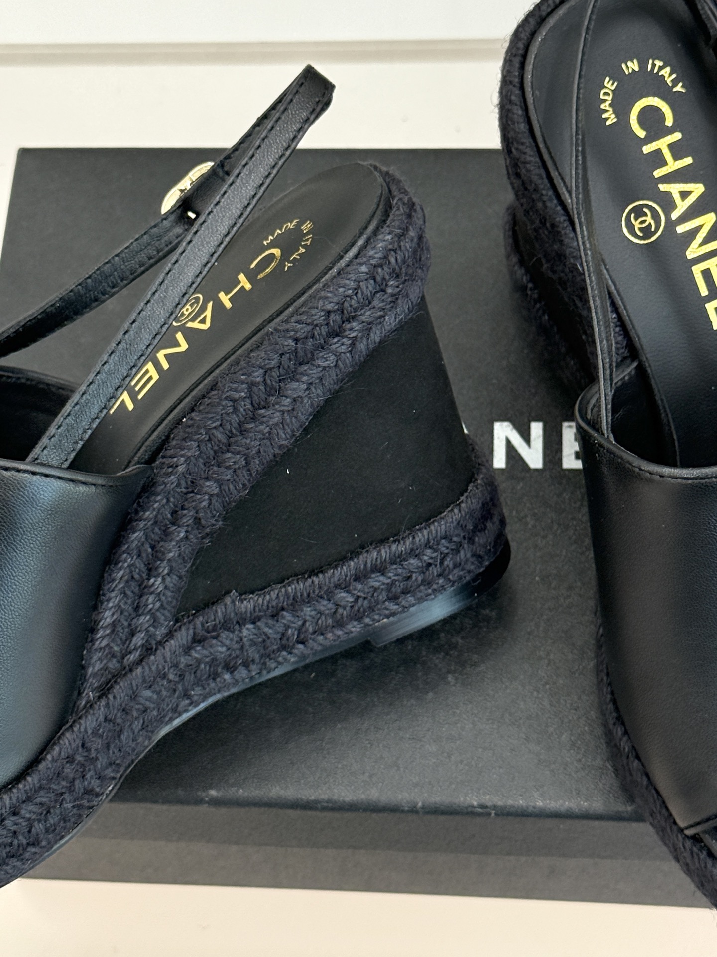 CHANE*｜小香26P新品双C麻绳底坡跟鱼嘴凉鞋将法式优雅与度假风情完美相融。原版面料搭配手工编织麻绳