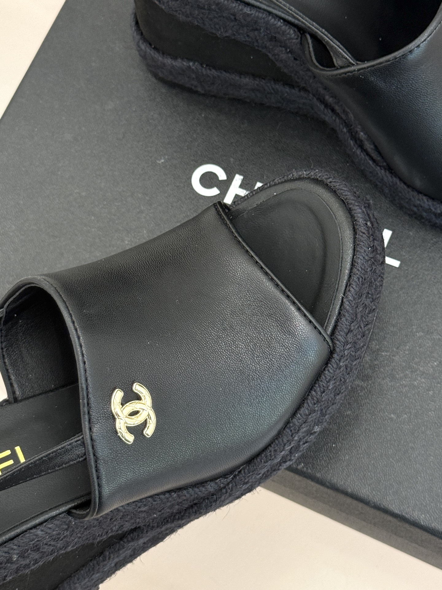 CHANE*｜小香26P新品双C麻绳底坡跟鱼嘴凉鞋将法式优雅与度假风情完美相融。原版面料搭配手工编织麻绳