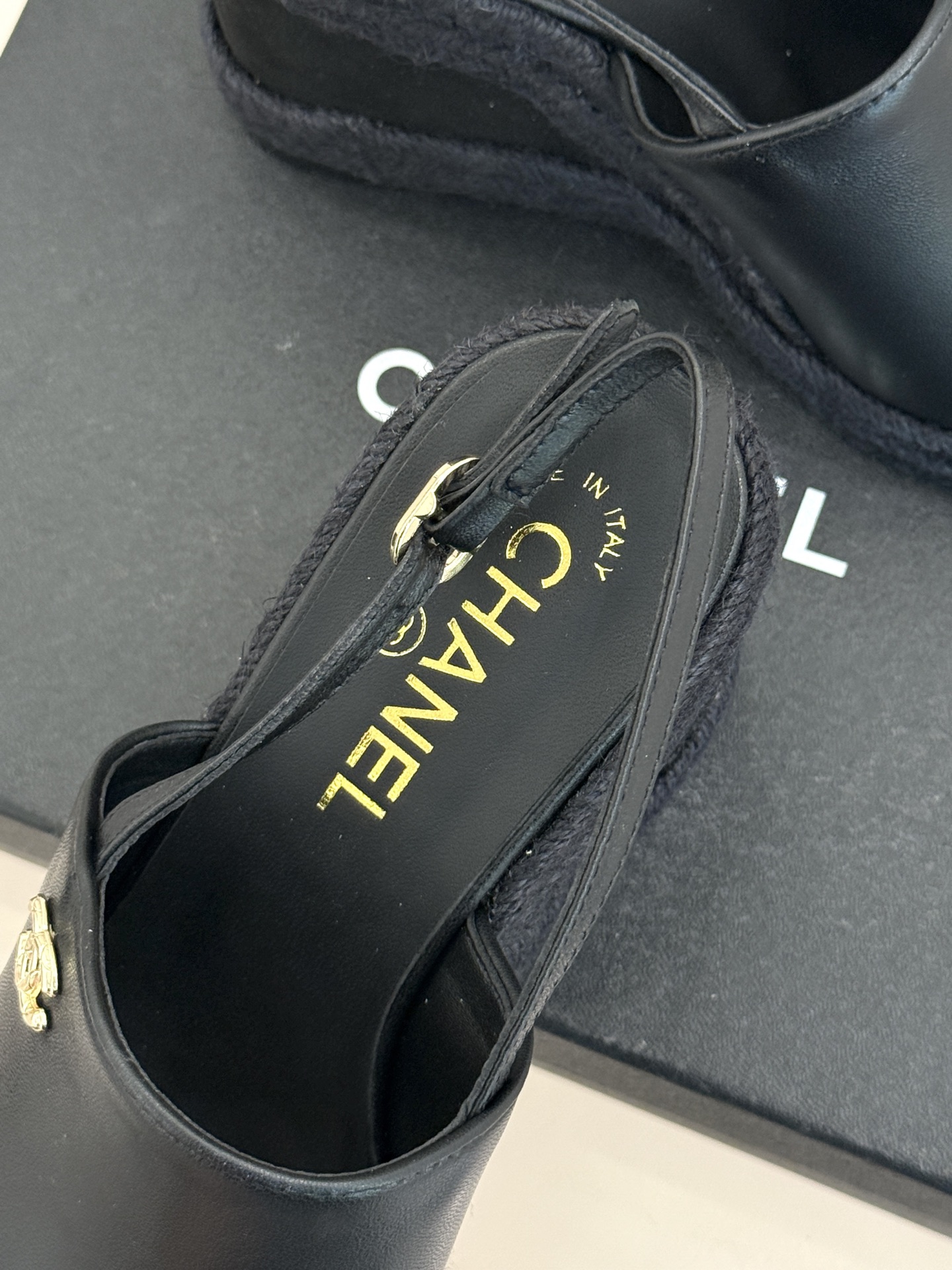 CHANE*｜小香26P新品双C麻绳底坡跟鱼嘴凉鞋将法式优雅与度假风情完美相融。原版面料搭配手工编织麻绳