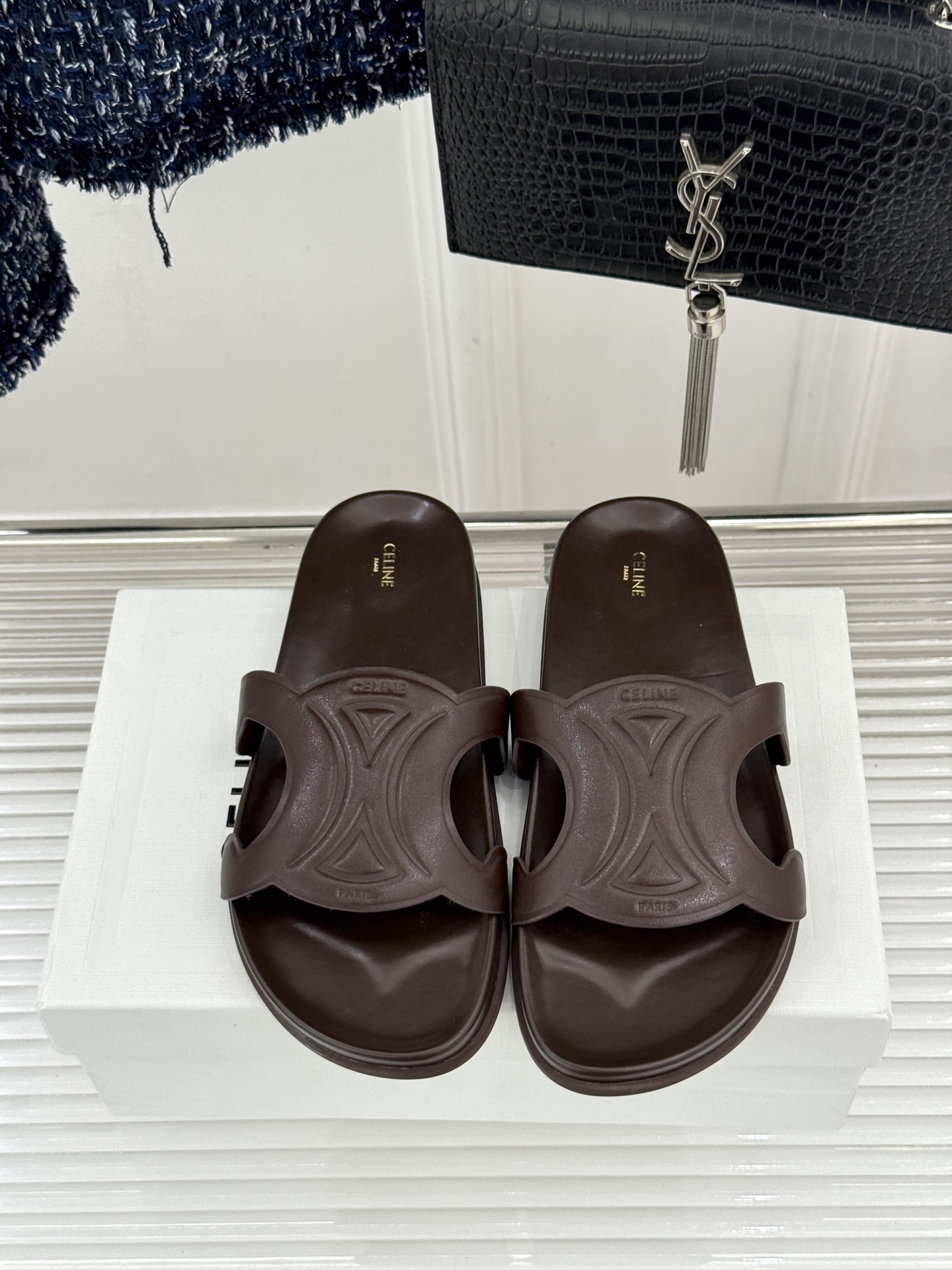 Celine/赛琳26WF新品休闲懒人拖鞋以极简轮廓重塑法式松弛。鞋面压印超大凯旋门徽标低调镌刻高级品牌