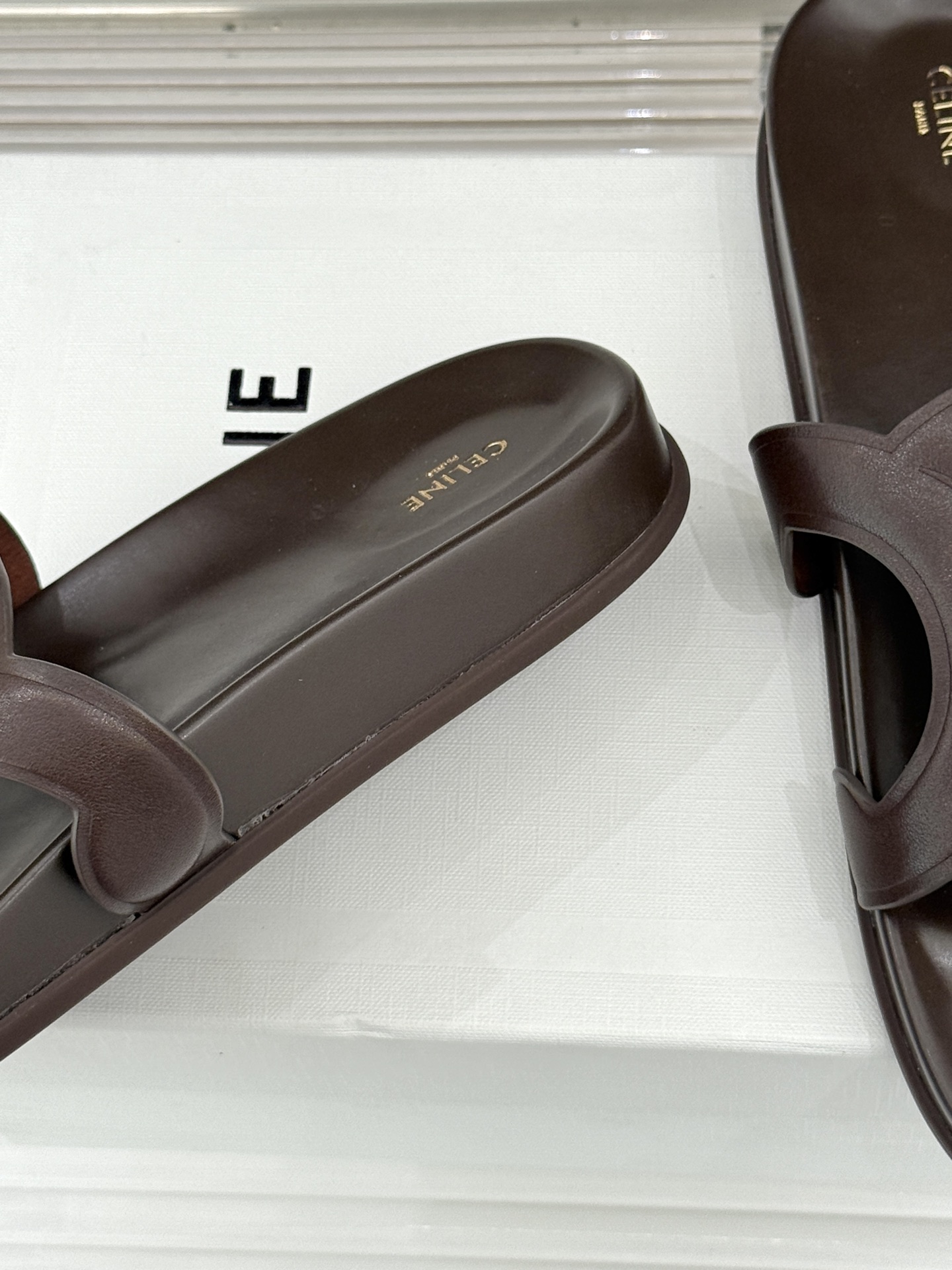 Celine/赛琳26WF新品休闲懒人拖鞋以极简轮廓重塑法式松弛。鞋面压印超大凯旋门徽标低调镌刻高级品牌