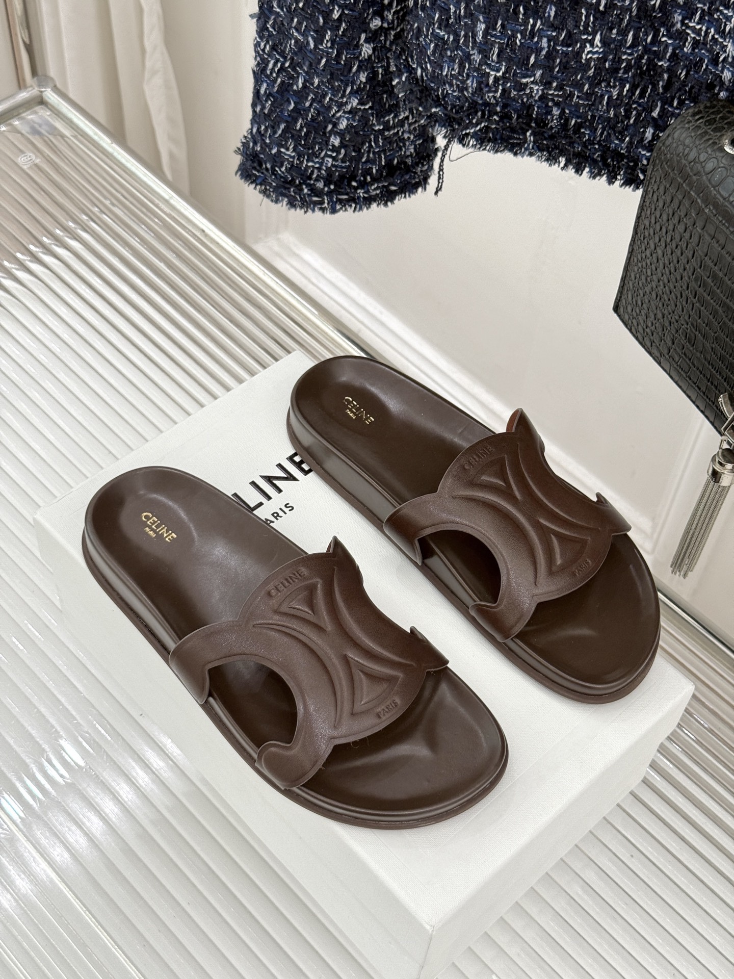 Celine/赛琳26WF新品休闲懒人拖鞋以极简轮廓重塑法式松弛。鞋面压印超大凯旋门徽标低调镌刻高级品牌