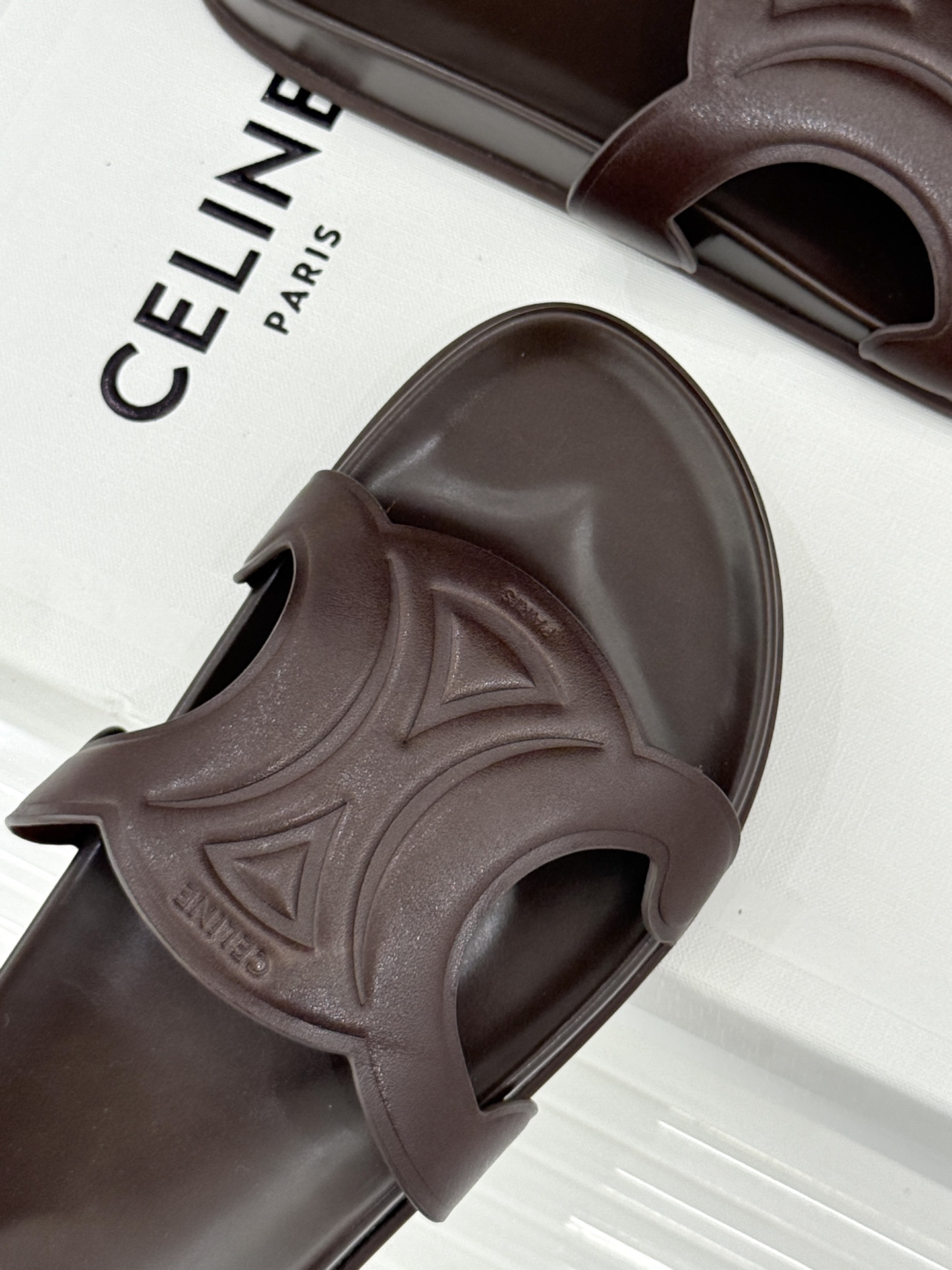 Celine/赛琳26WF新品休闲懒人拖鞋以极简轮廓重塑法式松弛。鞋面压印超大凯旋门徽标低调镌刻高级品牌