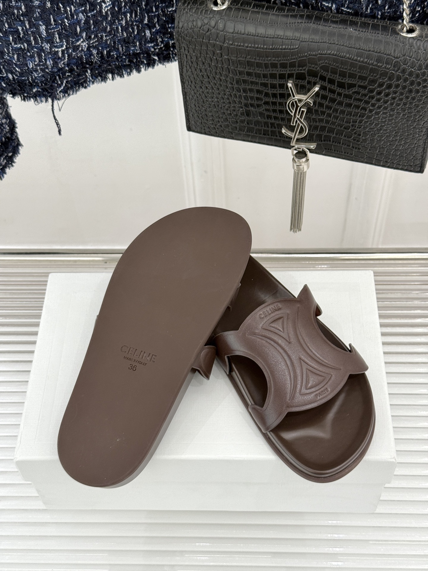 Celine/赛琳26WF新品休闲懒人拖鞋以极简轮廓重塑法式松弛。鞋面压印超大凯旋门徽标低调镌刻高级品牌