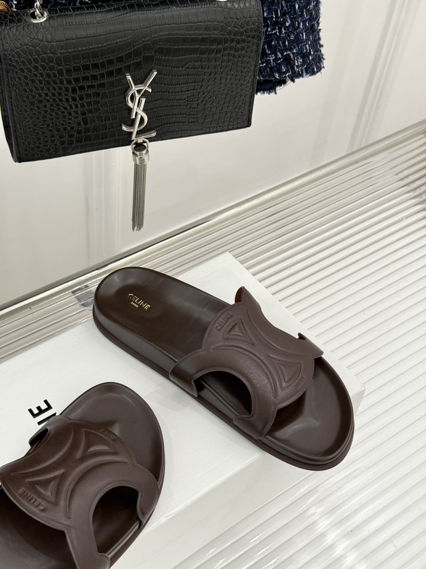 Celine/赛琳26WF新品休闲懒人拖鞋以极简轮廓重塑法式松弛。鞋面压印超大凯旋门徽标低调镌刻高级品牌