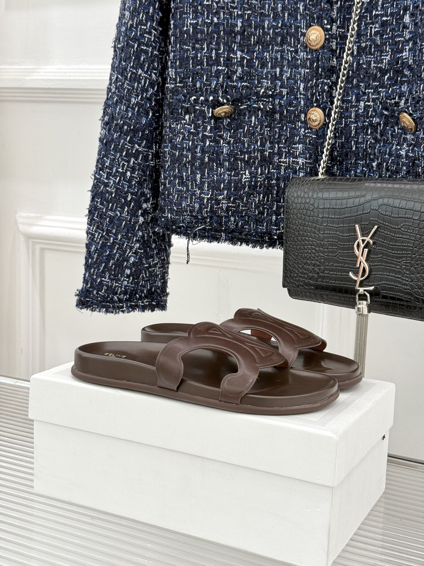 Celine/赛琳26WF新品休闲懒人拖鞋以极简轮廓重塑法式松弛。鞋面压印超大凯旋门徽标低调镌刻高级品牌