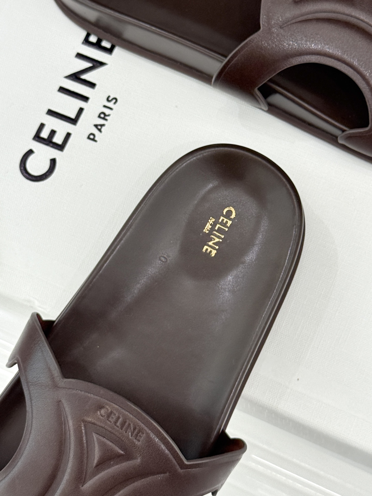 Celine/赛琳26WF新品休闲懒人拖鞋以极简轮廓重塑法式松弛。鞋面压印超大凯旋门徽标低调镌刻高级品牌