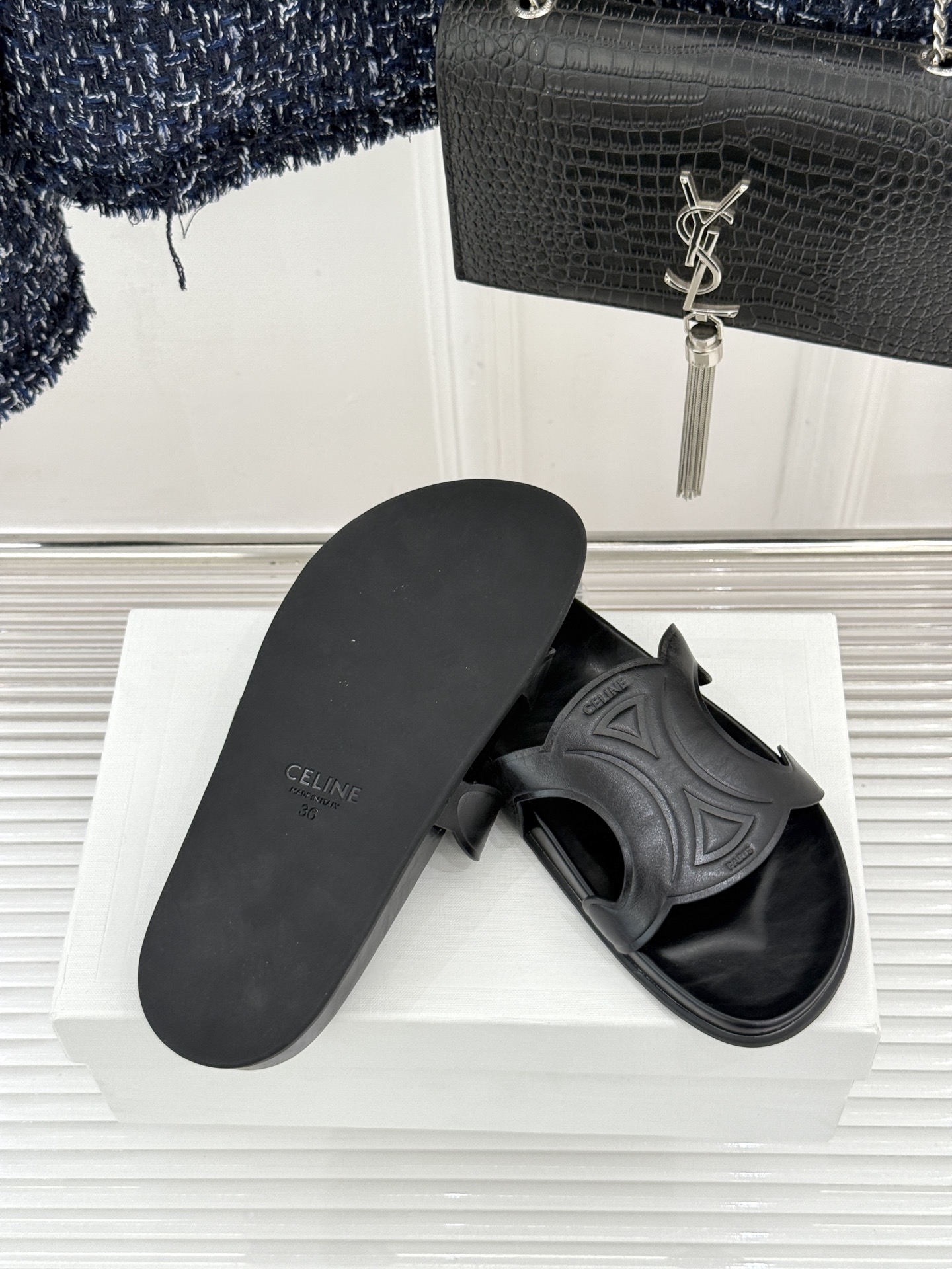 Celine/赛琳26WF新品休闲懒人拖鞋以极简轮廓重塑法式松弛。鞋面压印超大凯旋门徽标低调镌刻高级品牌