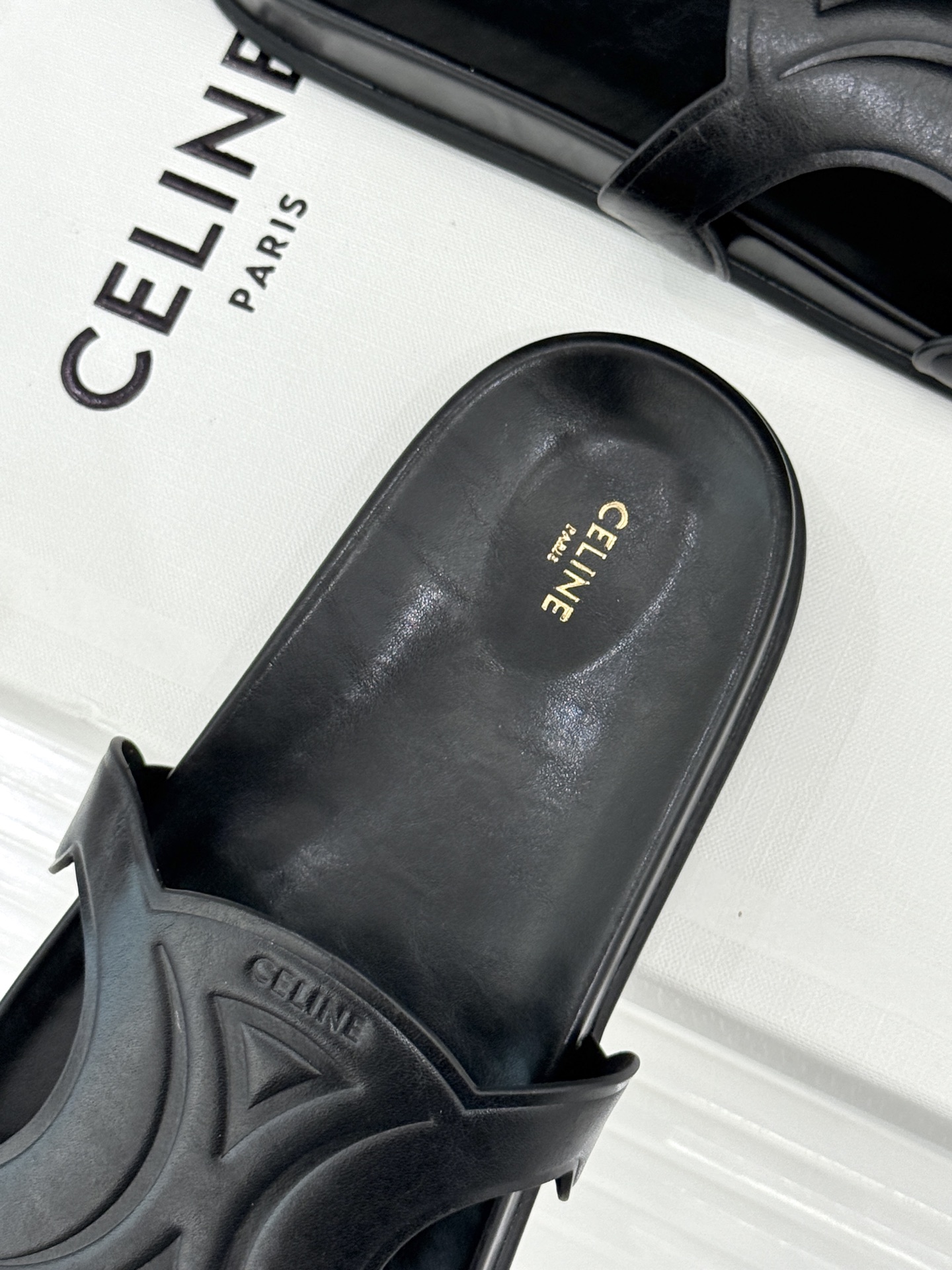 Celine/赛琳26WF新品休闲懒人拖鞋以极简轮廓重塑法式松弛。鞋面压印超大凯旋门徽标低调镌刻高级品牌