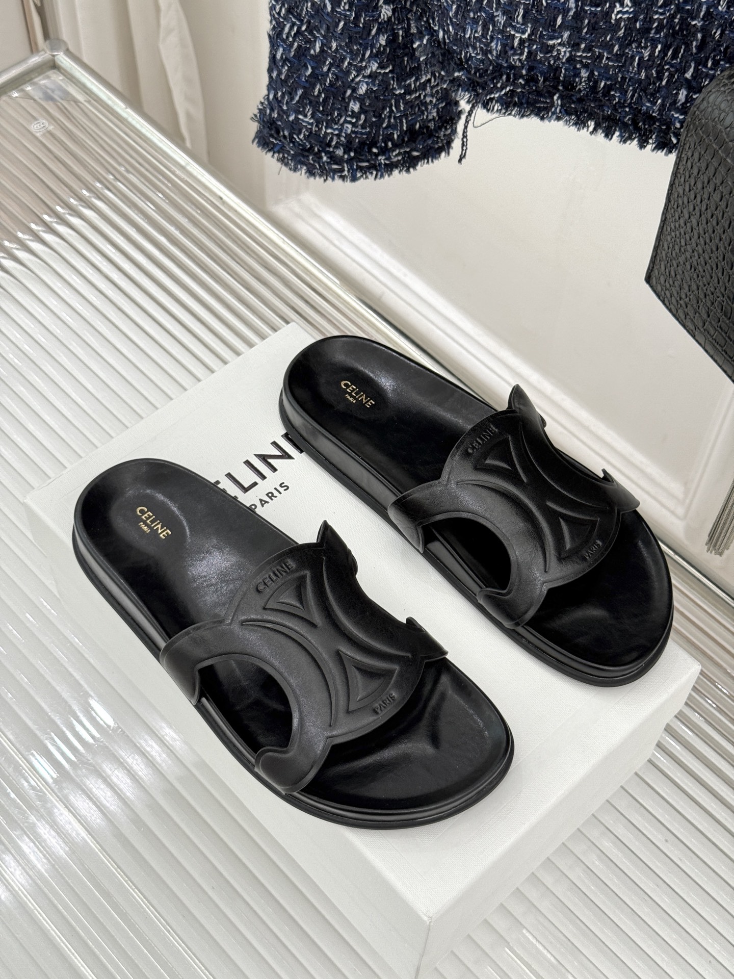 Celine/赛琳26WF新品休闲懒人拖鞋以极简轮廓重塑法式松弛。鞋面压印超大凯旋门徽标低调镌刻高级品牌