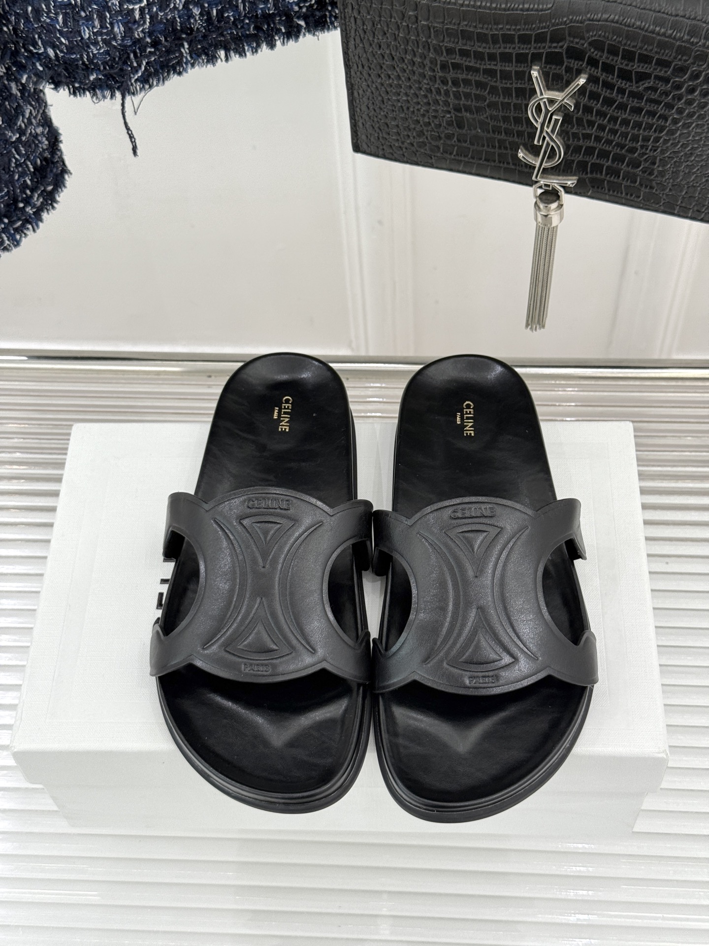 Celine/赛琳26WF新品休闲懒人拖鞋以极简轮廓重塑法式松弛。鞋面压印超大凯旋门徽标低调镌刻高级品牌