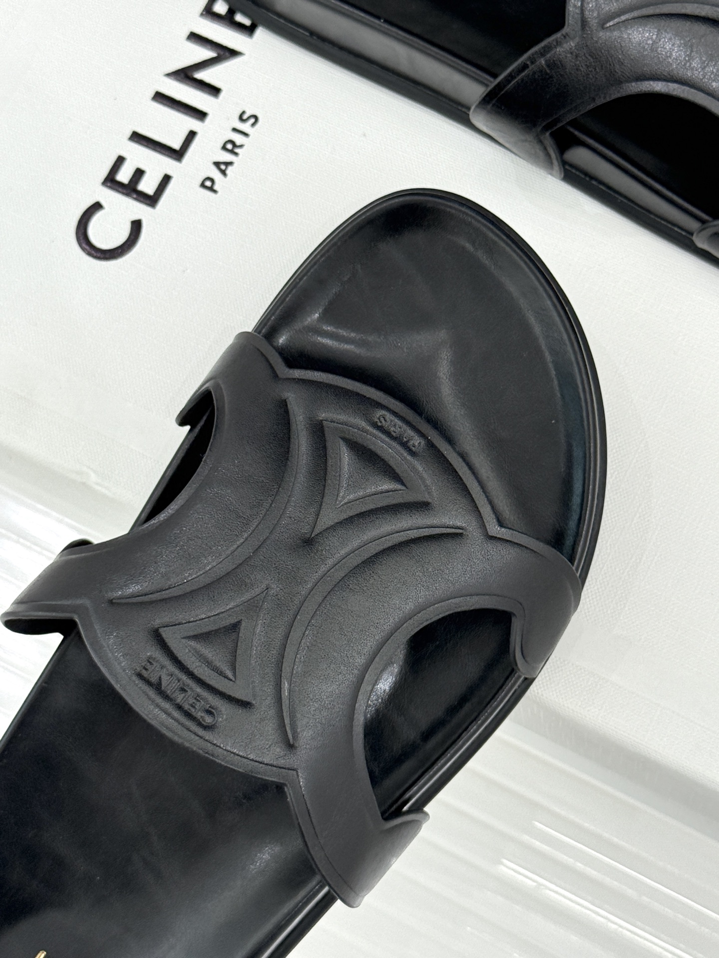 Celine/赛琳26WF新品休闲懒人拖鞋以极简轮廓重塑法式松弛。鞋面压印超大凯旋门徽标低调镌刻高级品牌