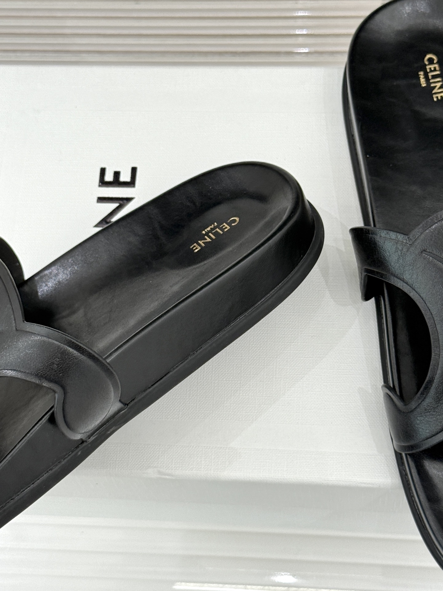 Celine/赛琳26WF新品休闲懒人拖鞋以极简轮廓重塑法式松弛。鞋面压印超大凯旋门徽标低调镌刻高级品牌