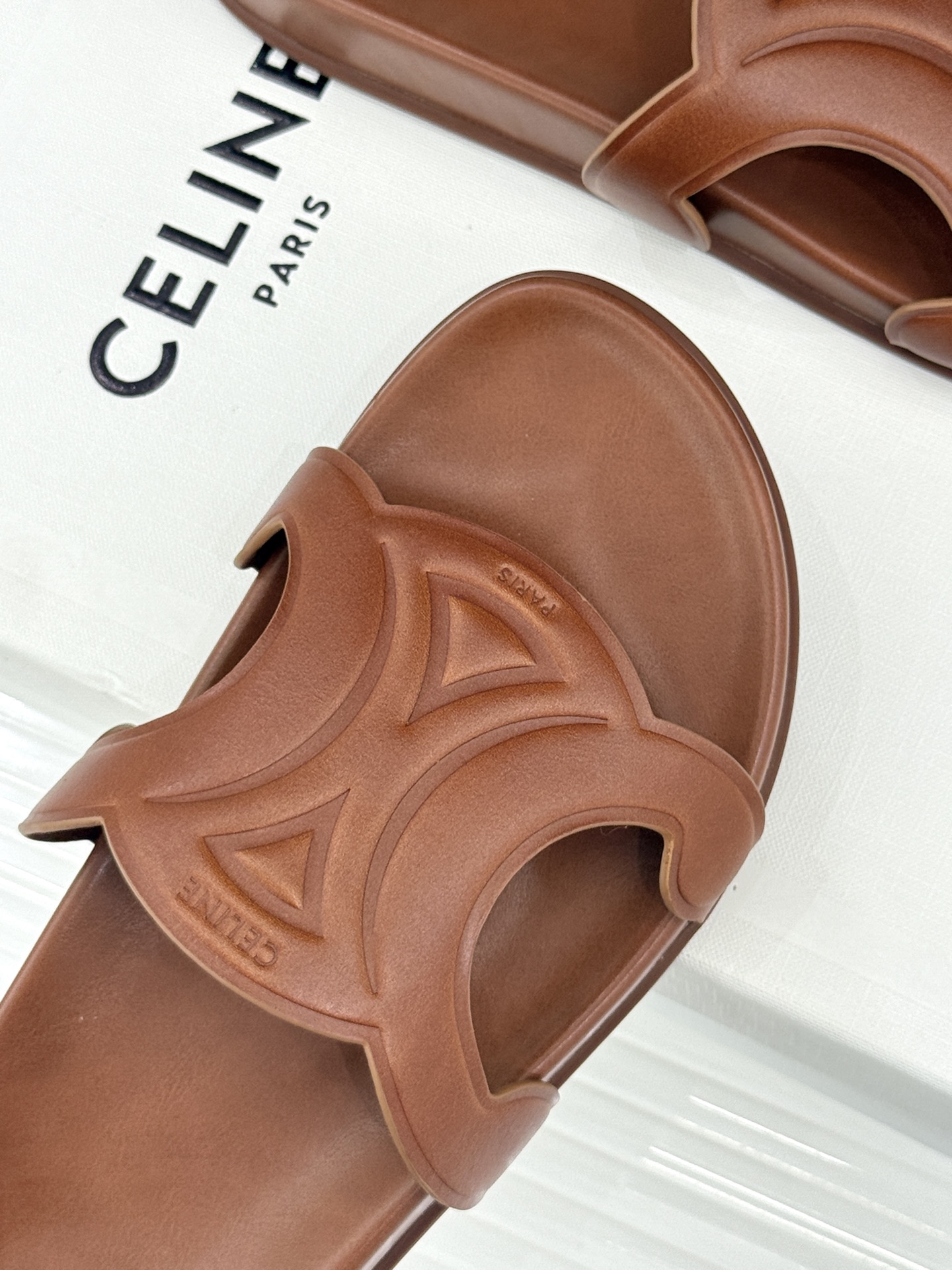 Celine/赛琳26WF新品休闲懒人拖鞋以极简轮廓重塑法式松弛。鞋面压印超大凯旋门徽标低调镌刻高级品牌