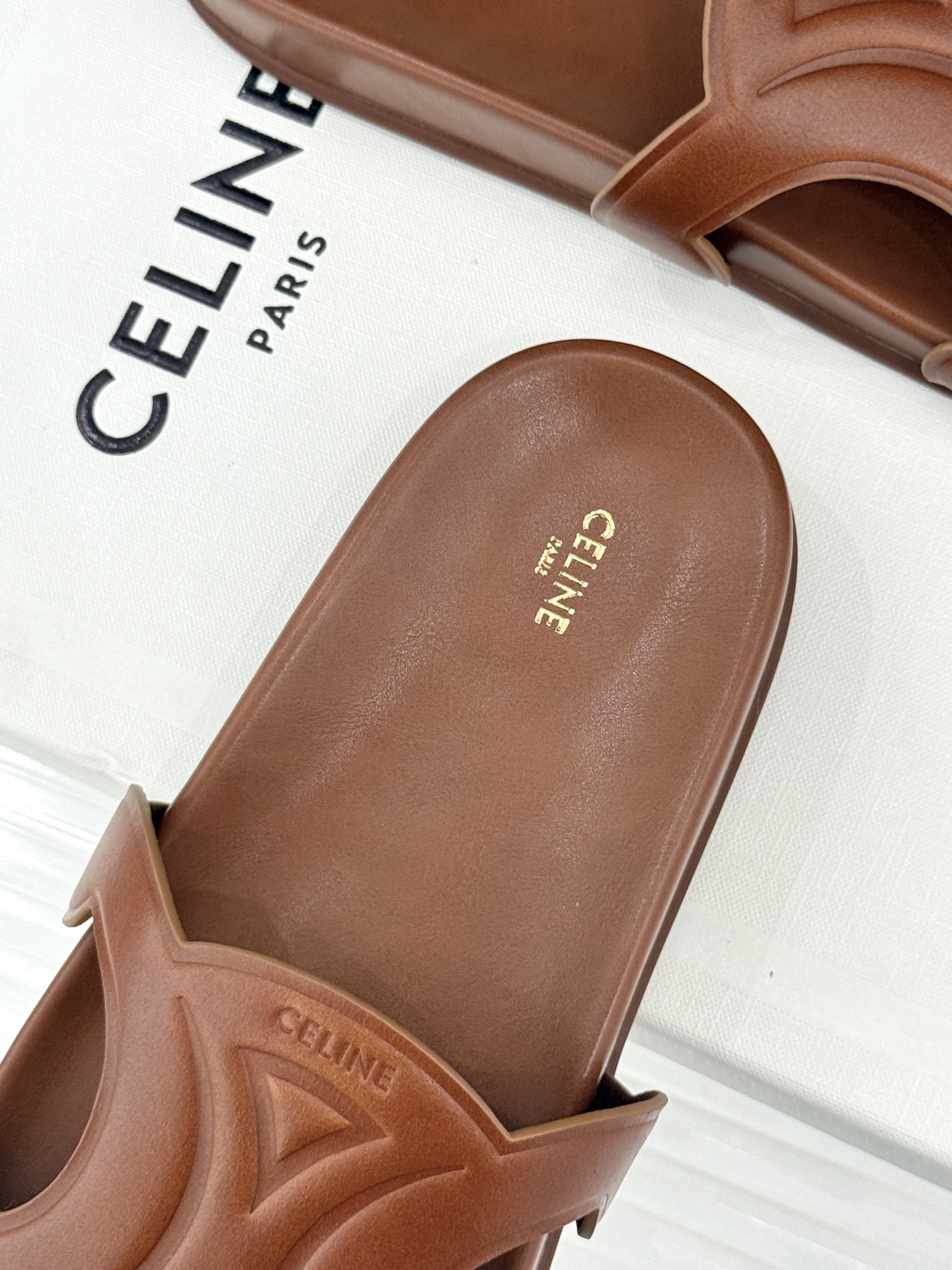 Celine/赛琳26WF新品休闲懒人拖鞋以极简轮廓重塑法式松弛。鞋面压印超大凯旋门徽标低调镌刻高级品牌