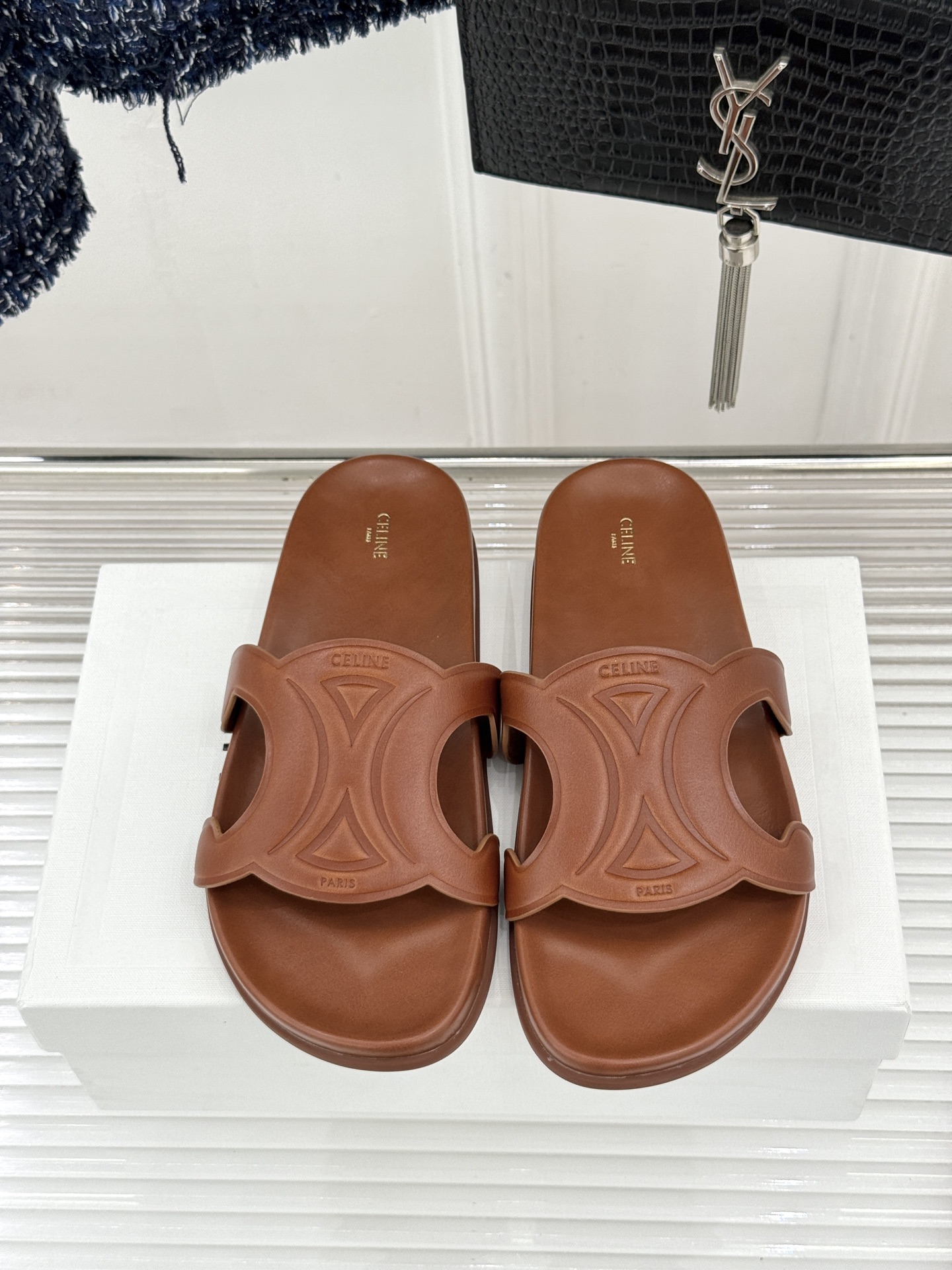 Celine/赛琳26WF新品休闲懒人拖鞋以极简轮廓重塑法式松弛。鞋面压印超大凯旋门徽标低调镌刻高级品牌