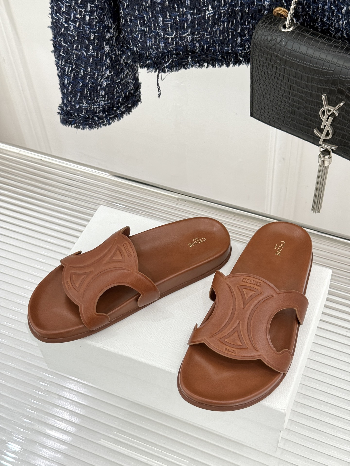 Celine/赛琳26WF新品休闲懒人拖鞋以极简轮廓重塑法式松弛。鞋面压印超大凯旋门徽标低调镌刻高级品牌