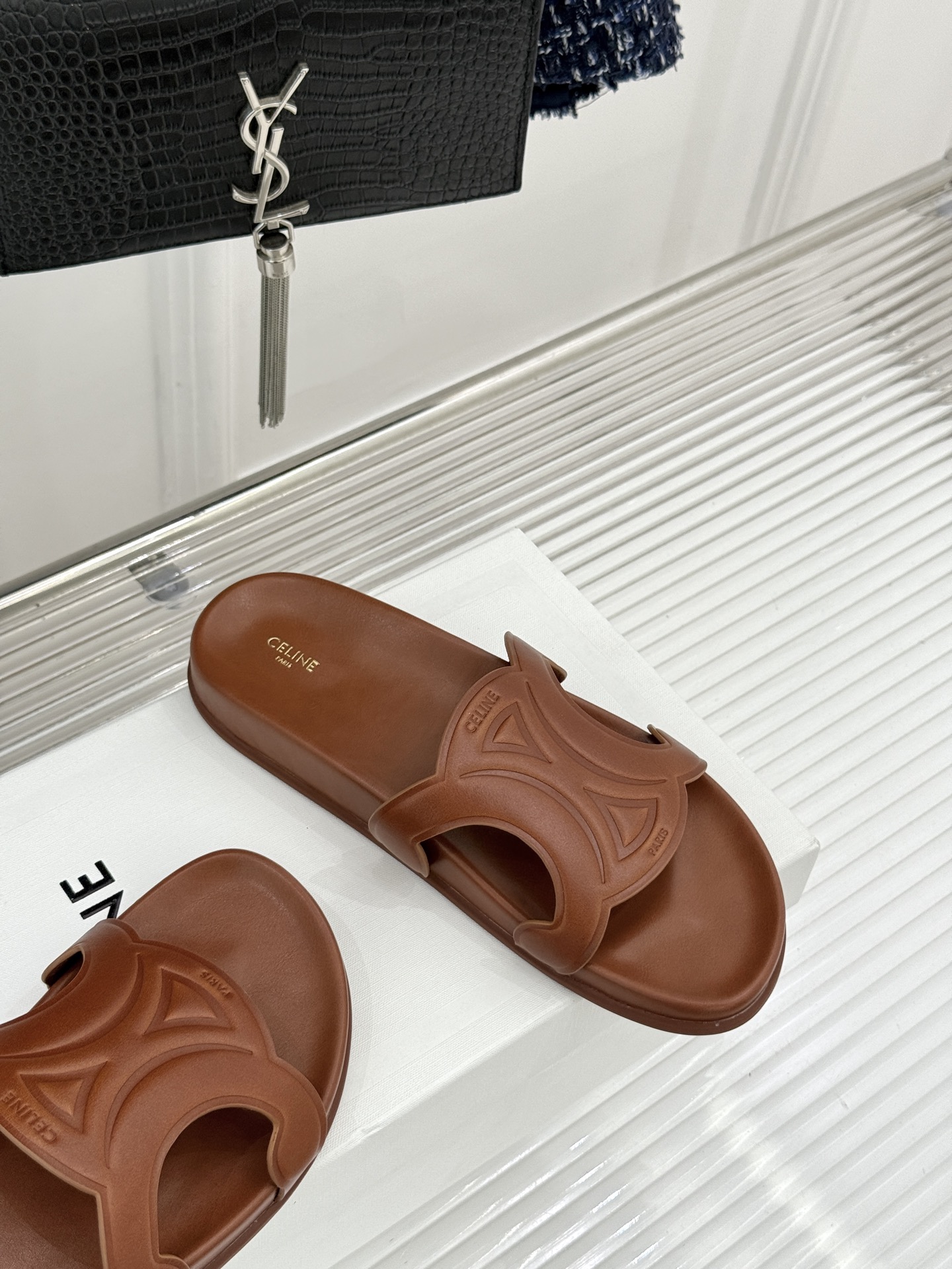 Celine/赛琳26WF新品休闲懒人拖鞋以极简轮廓重塑法式松弛。鞋面压印超大凯旋门徽标低调镌刻高级品牌