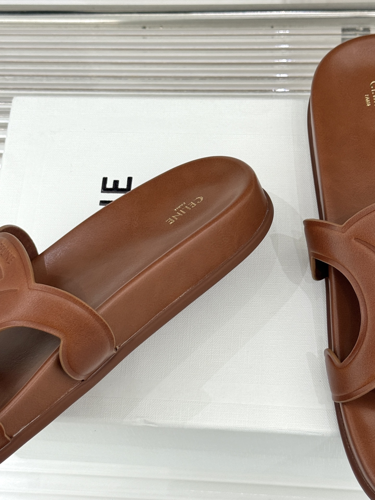 Celine/赛琳26WF新品休闲懒人拖鞋以极简轮廓重塑法式松弛。鞋面压印超大凯旋门徽标低调镌刻高级品牌