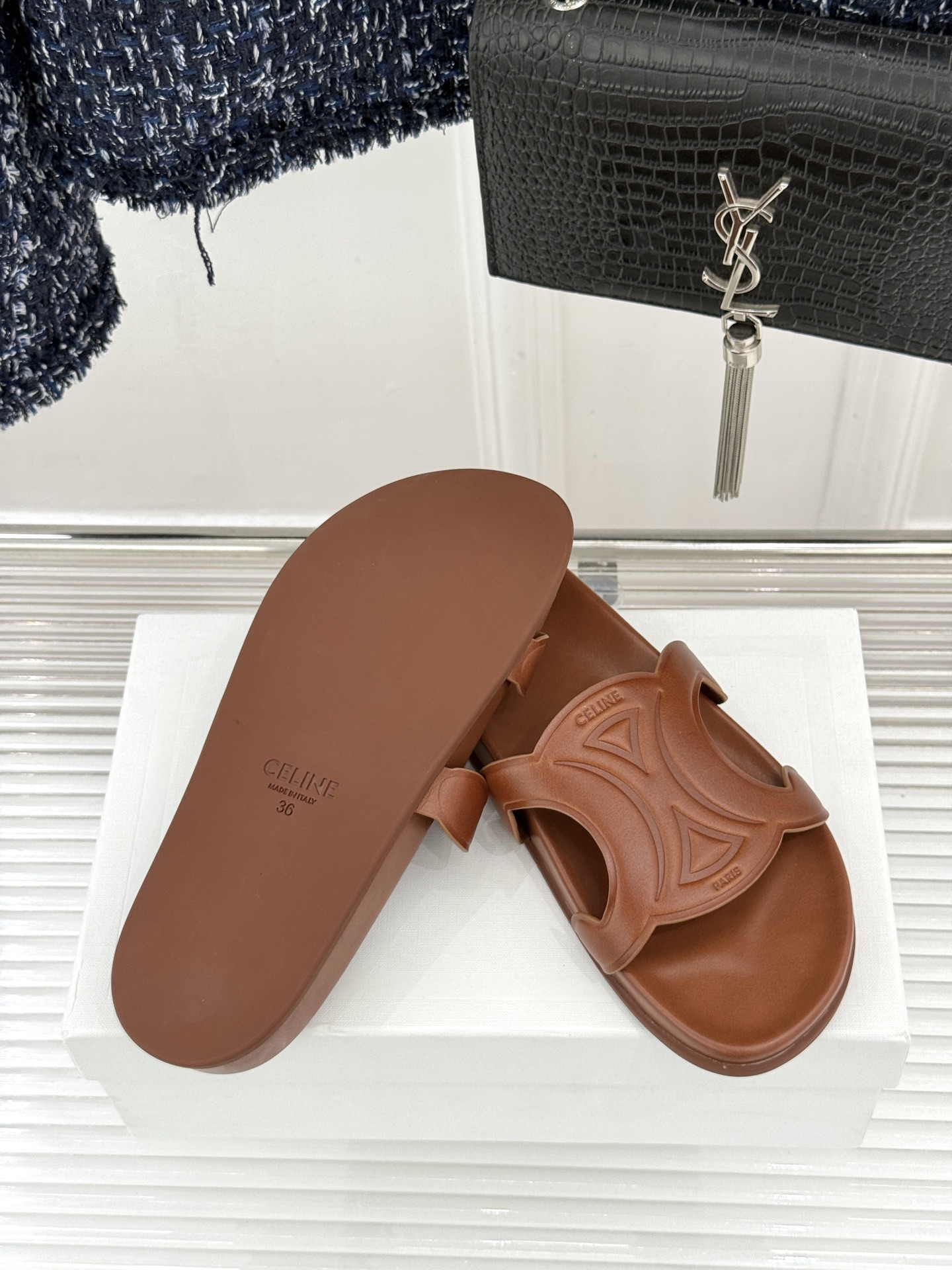 Celine/赛琳26WF新品休闲懒人拖鞋以极简轮廓重塑法式松弛。鞋面压印超大凯旋门徽标低调镌刻高级品牌