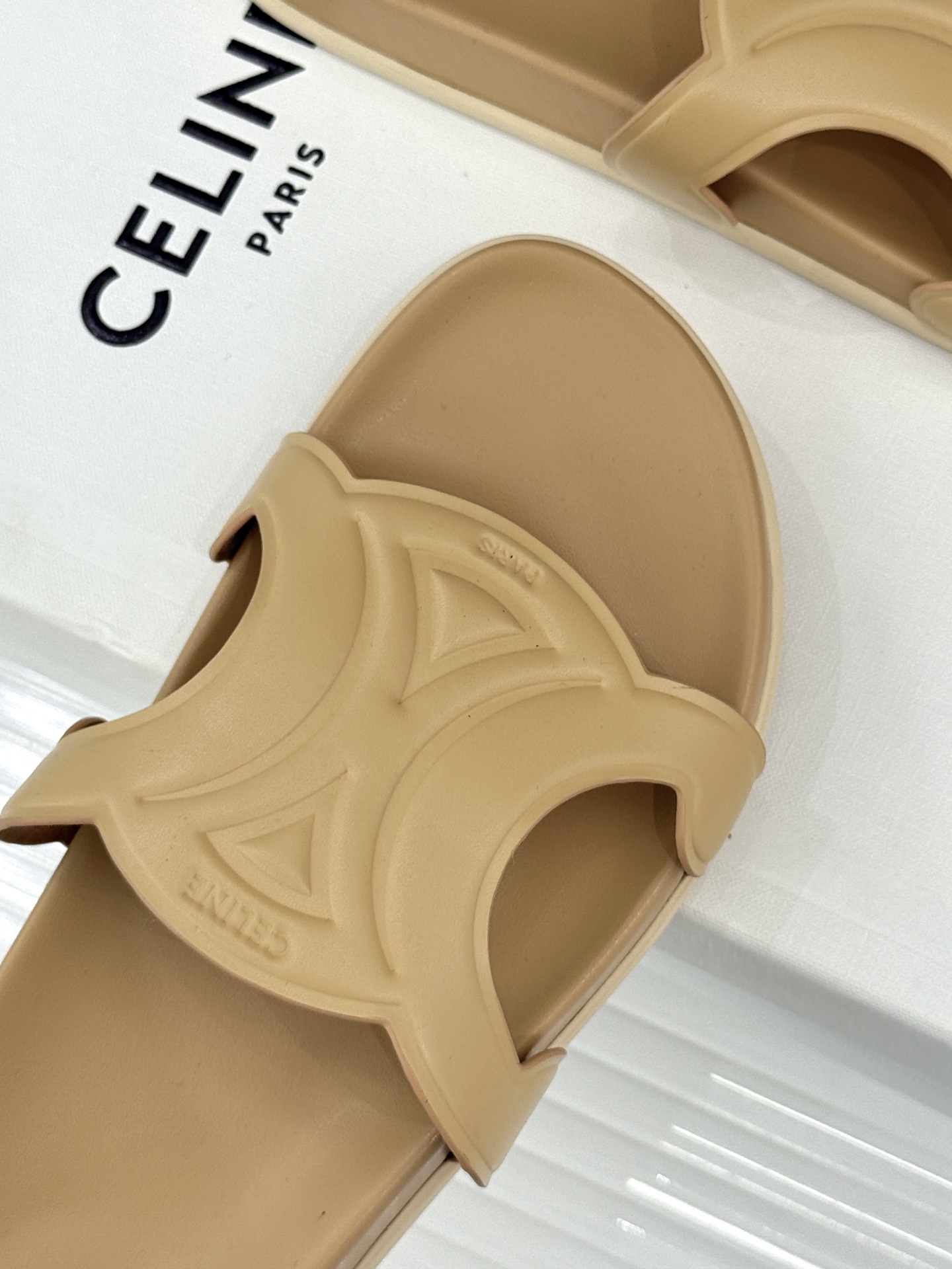 Celine/赛琳26WF新品休闲懒人拖鞋以极简轮廓重塑法式松弛。鞋面压印超大凯旋门徽标低调镌刻高级品牌