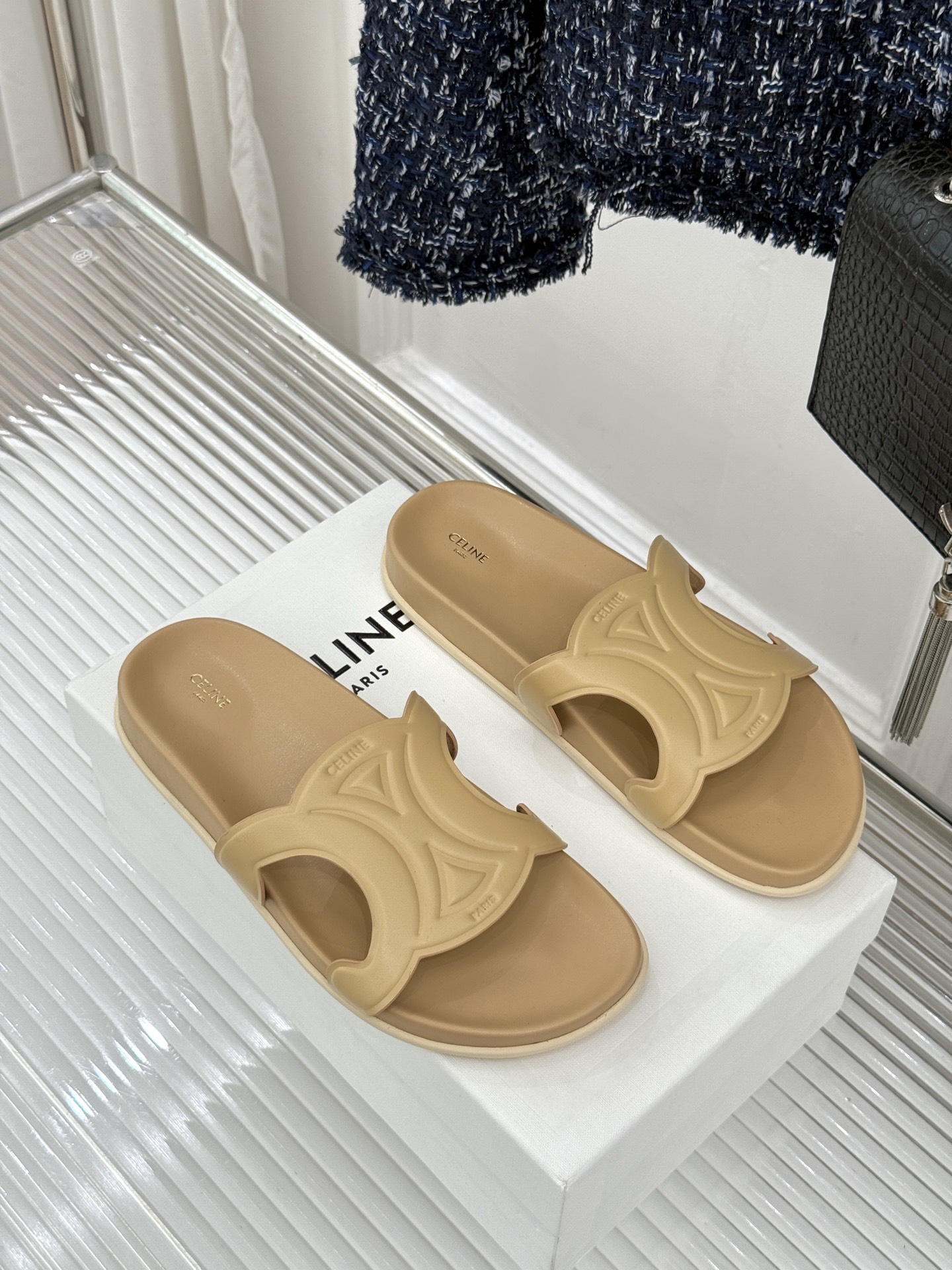 Celine/赛琳26WF新品休闲懒人拖鞋以极简轮廓重塑法式松弛。鞋面压印超大凯旋门徽标低调镌刻高级品牌