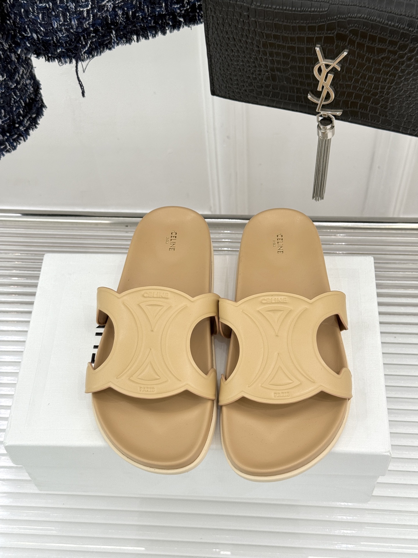 Celine/赛琳26WF新品休闲懒人拖鞋以极简轮廓重塑法式松弛。鞋面压印超大凯旋门徽标低调镌刻高级品牌