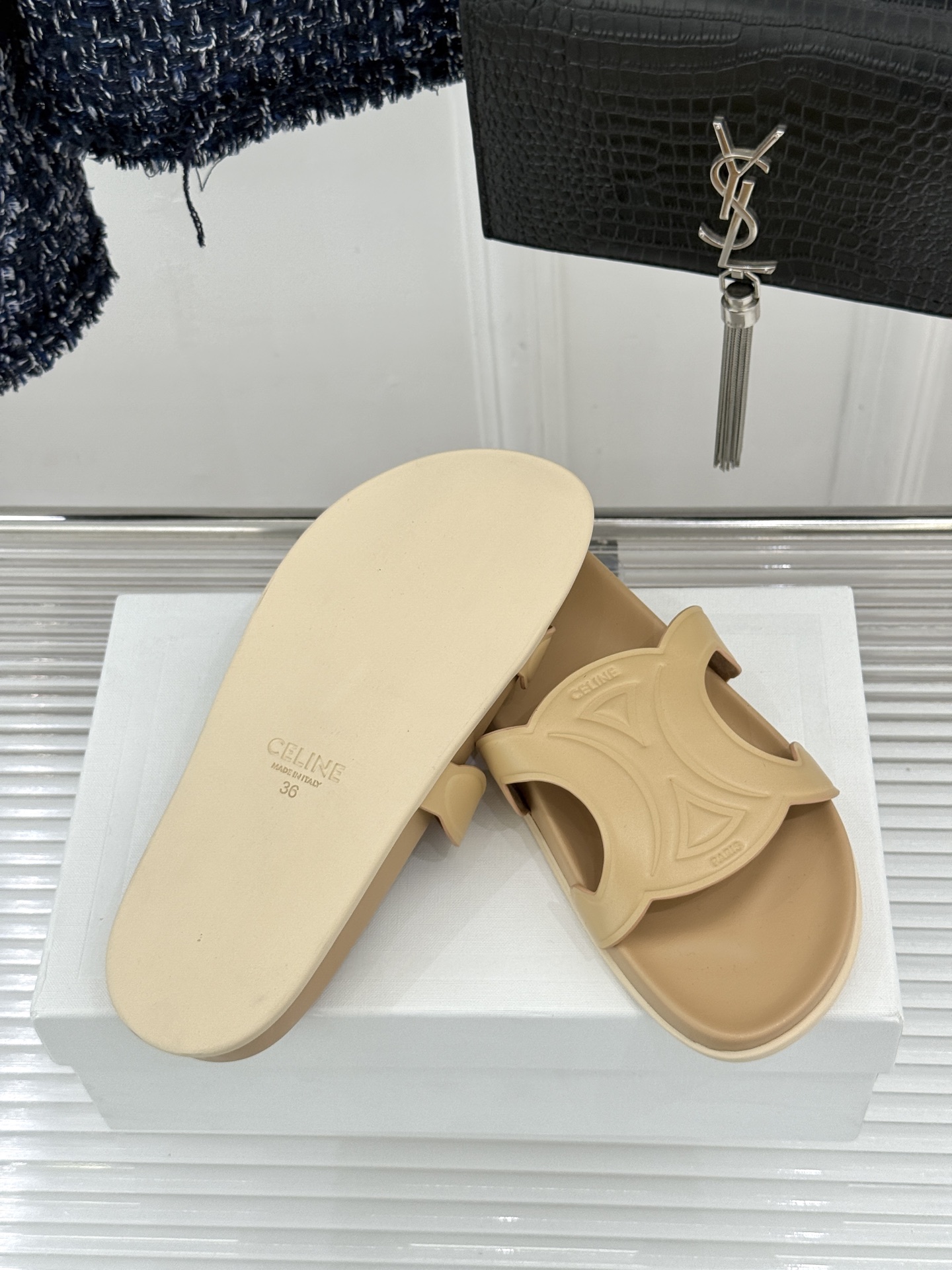 Celine/赛琳26WF新品休闲懒人拖鞋以极简轮廓重塑法式松弛。鞋面压印超大凯旋门徽标低调镌刻高级品牌