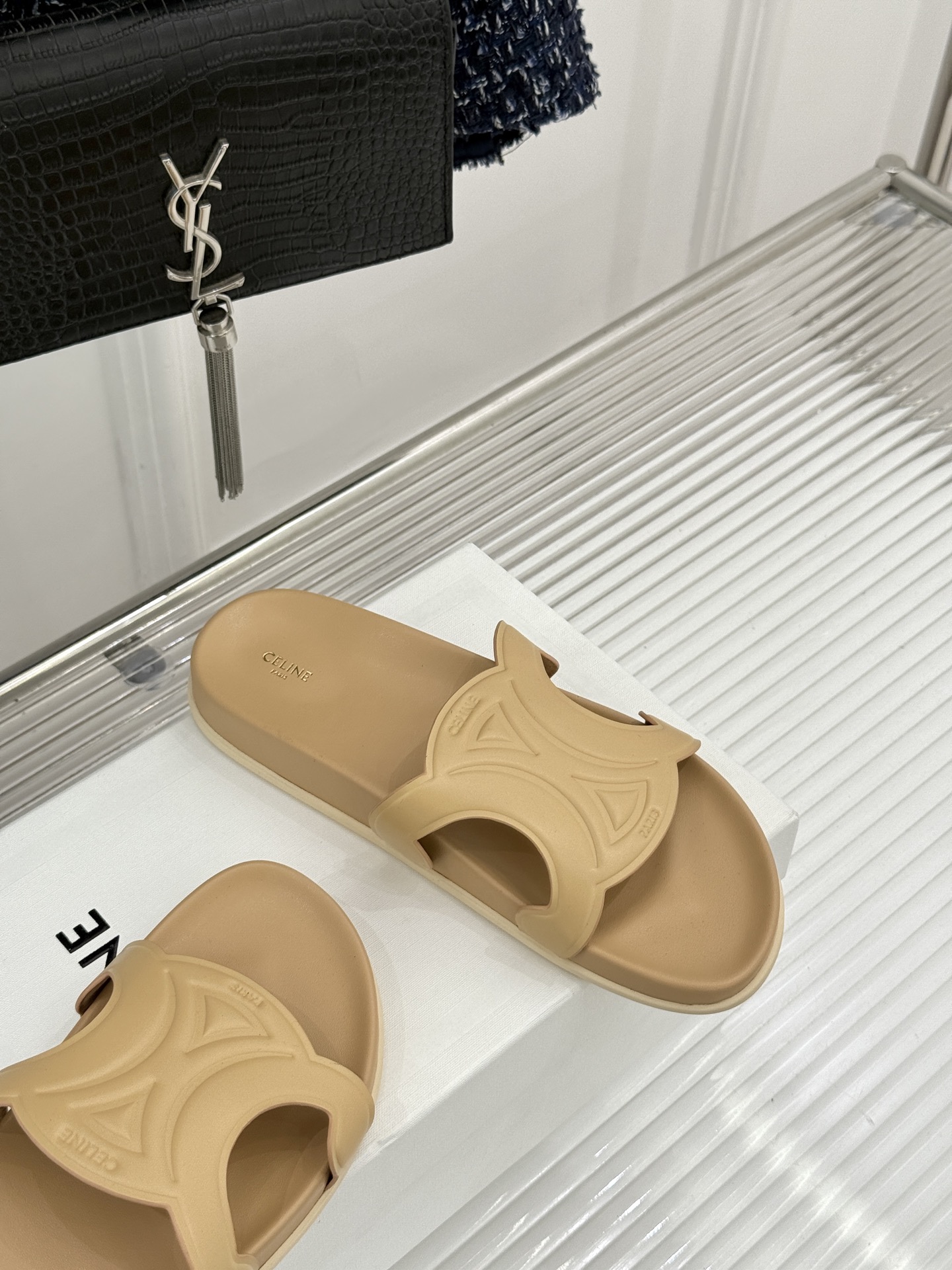 Celine/赛琳26WF新品休闲懒人拖鞋以极简轮廓重塑法式松弛。鞋面压印超大凯旋门徽标低调镌刻高级品牌