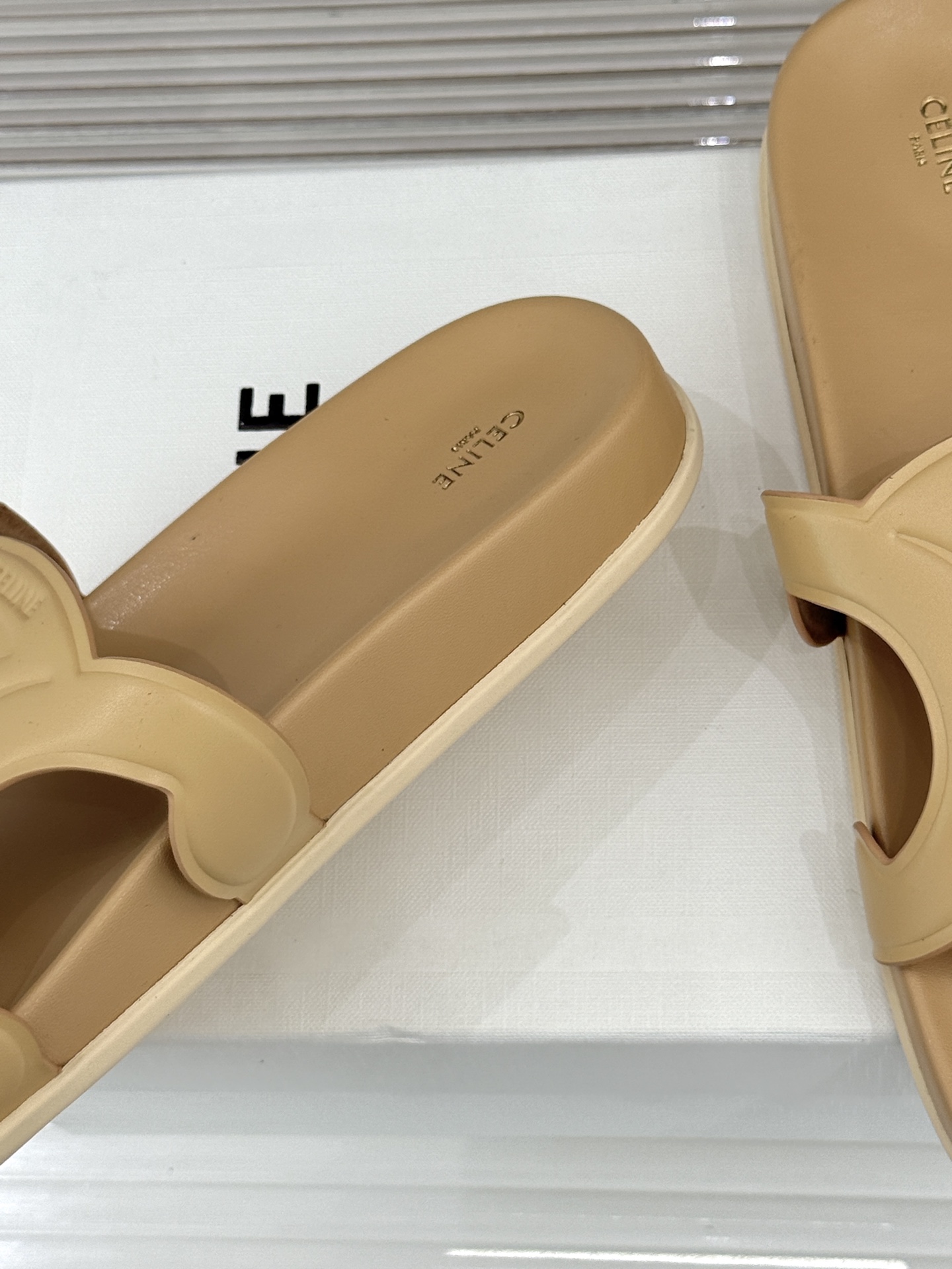 Celine/赛琳26WF新品休闲懒人拖鞋以极简轮廓重塑法式松弛。鞋面压印超大凯旋门徽标低调镌刻高级品牌