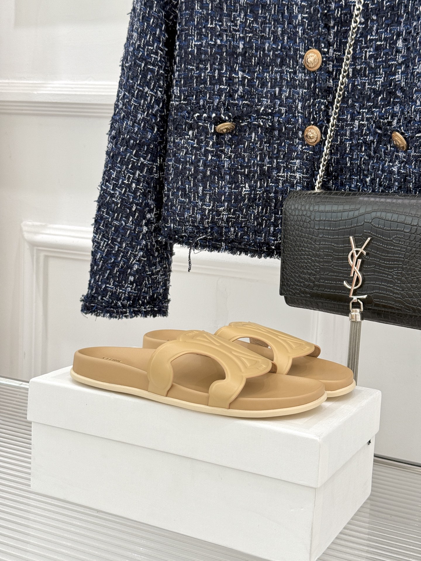 Celine/赛琳26WF新品休闲懒人拖鞋以极简轮廓重塑法式松弛。鞋面压印超大凯旋门徽标低调镌刻高级品牌