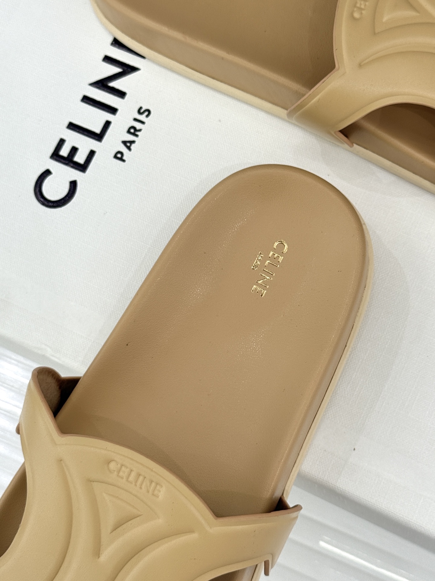 Celine/赛琳26WF新品休闲懒人拖鞋以极简轮廓重塑法式松弛。鞋面压印超大凯旋门徽标低调镌刻高级品牌