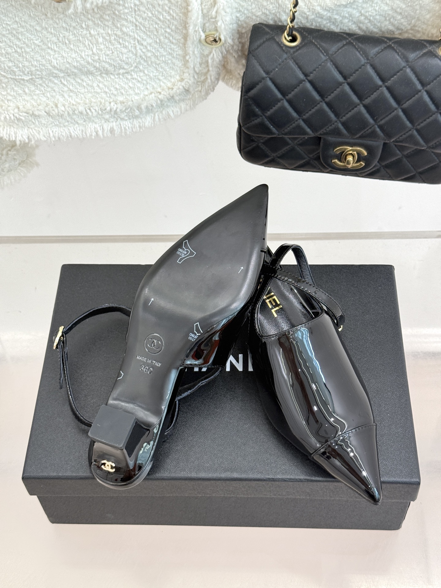 CHANE* ｜小香拼色尖头猫跟后空凉鞋以复古廓形与现代撞色，重塑春夏格调。羊皮革与漆皮拼接 质感细腻高