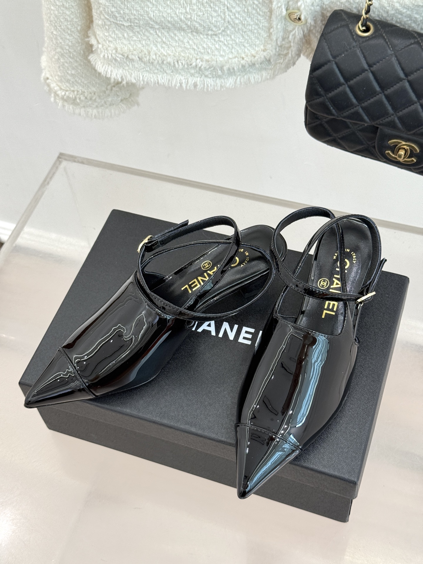 CHANE* ｜小香拼色尖头猫跟后空凉鞋以复古廓形与现代撞色，重塑春夏格调。羊皮革与漆皮拼接 质感细腻高