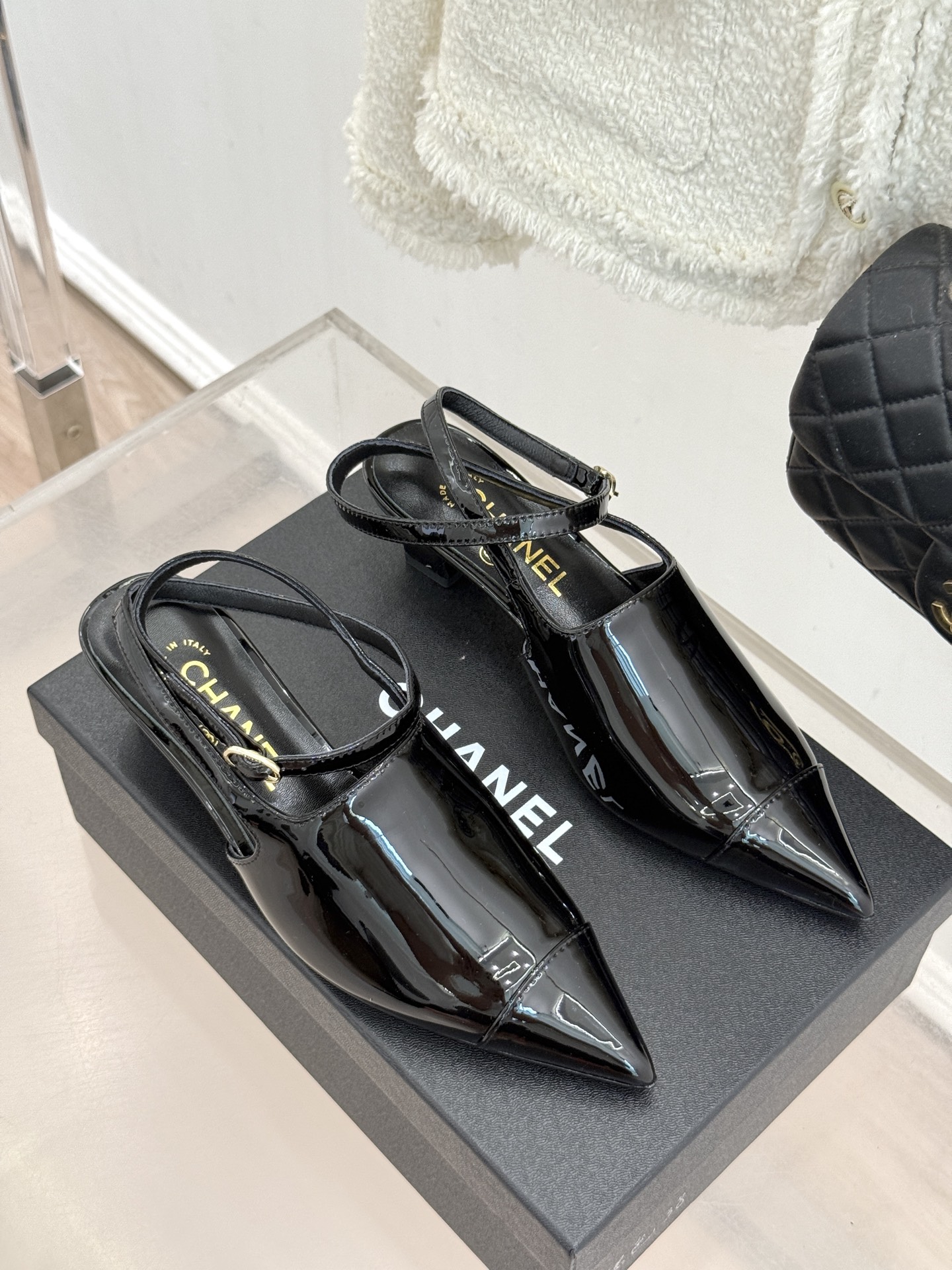 CHANE* ｜小香拼色尖头猫跟后空凉鞋以复古廓形与现代撞色，重塑春夏格调。羊皮革与漆皮拼接 质感细腻高